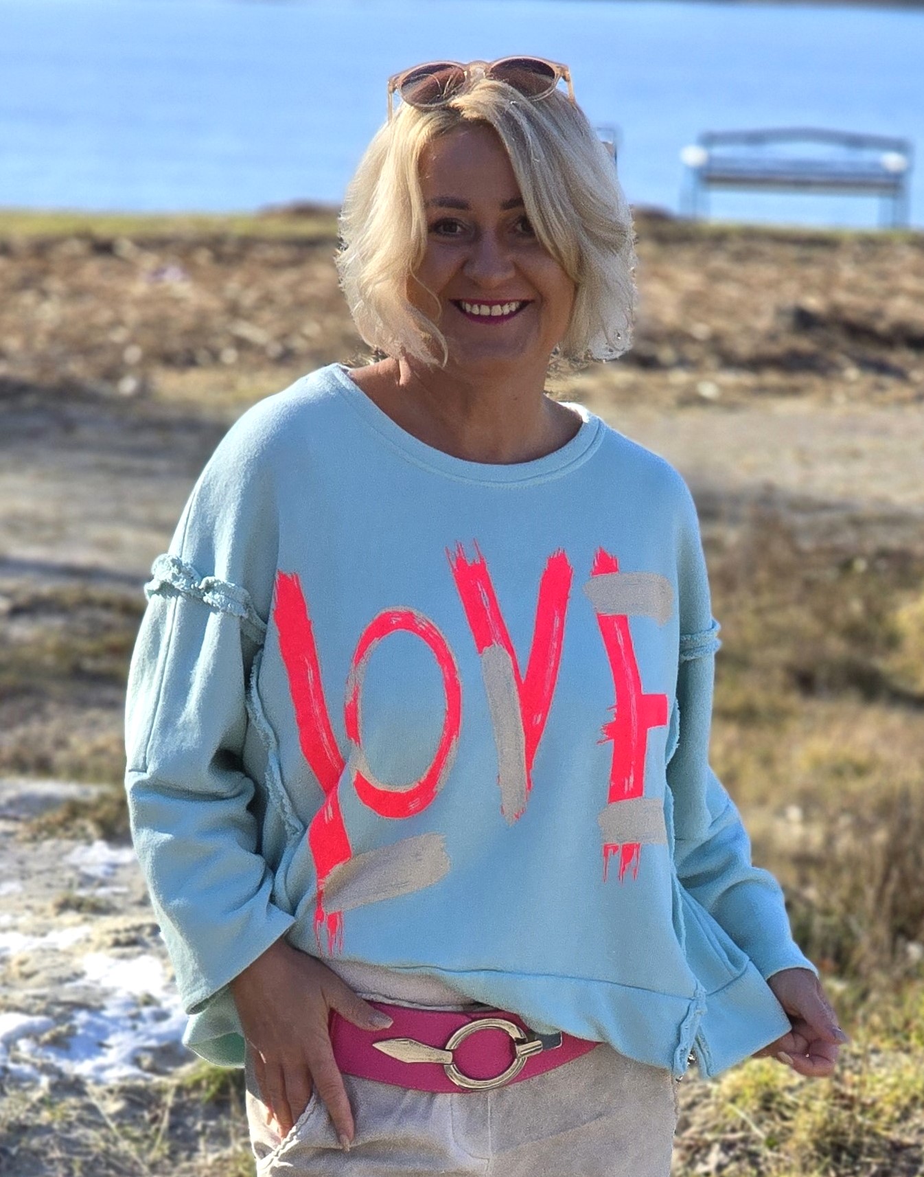 Sweatshirt mit Neonschriftzug „Love“ – Sweat – Longsleeve – Damen Sommeroberteil – Made in Italy 
