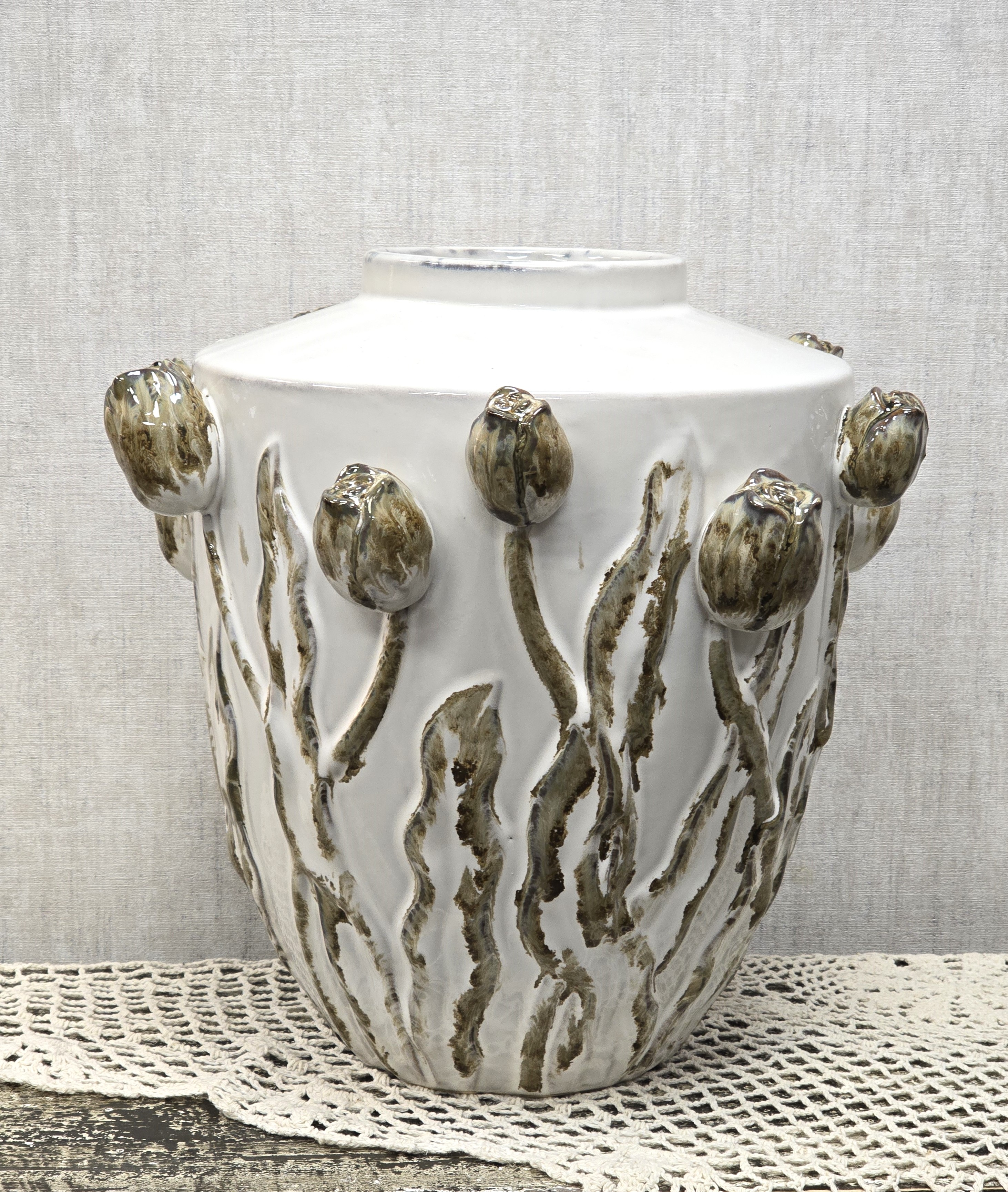 Moderne Vase H36 x BØ36cm – Vase Weiß mit braunen 3D Tulpen