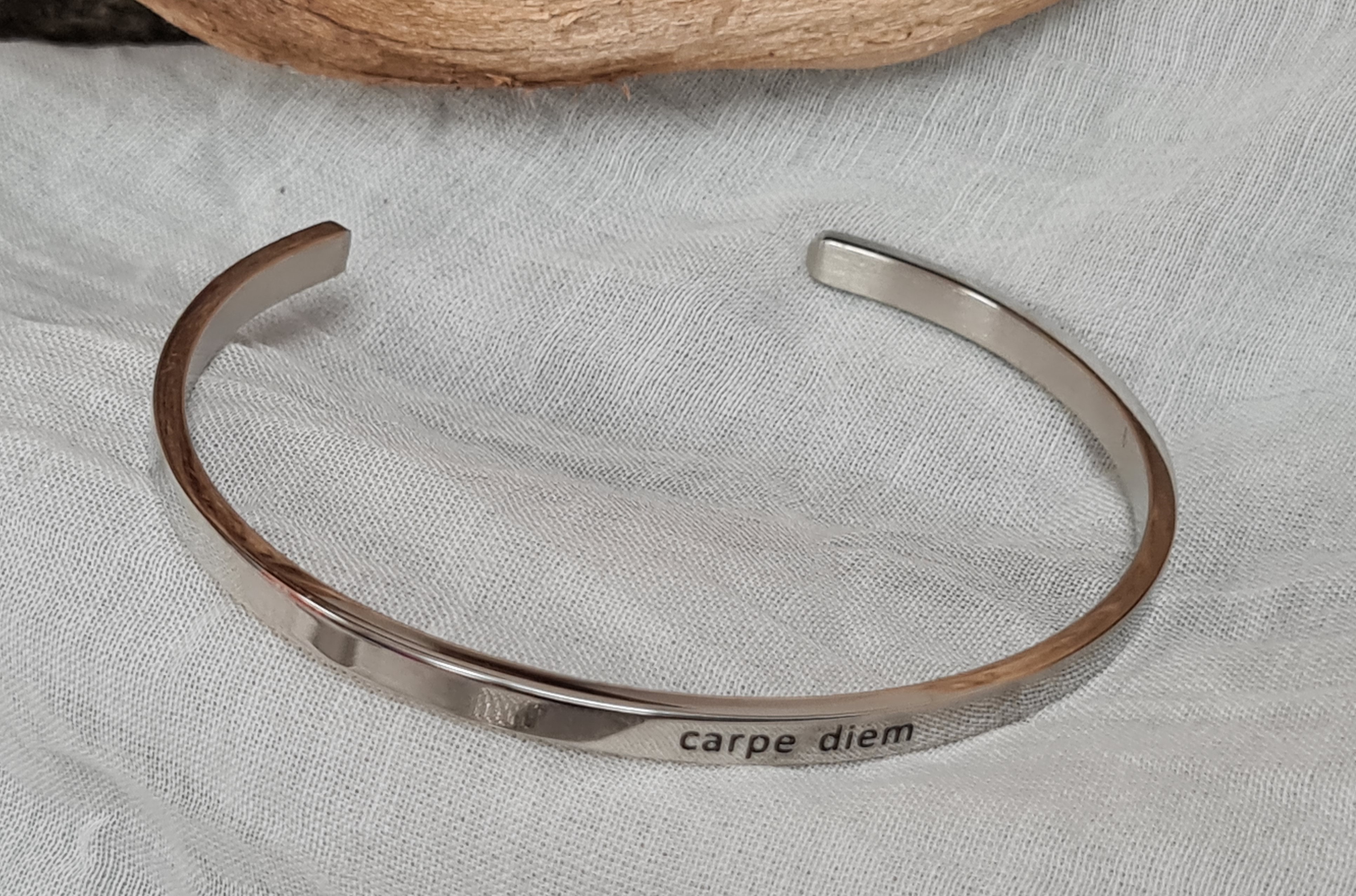 Blumenkind Armreif mit dem Spruch– Armband mit Gravur "Carpe Diem"