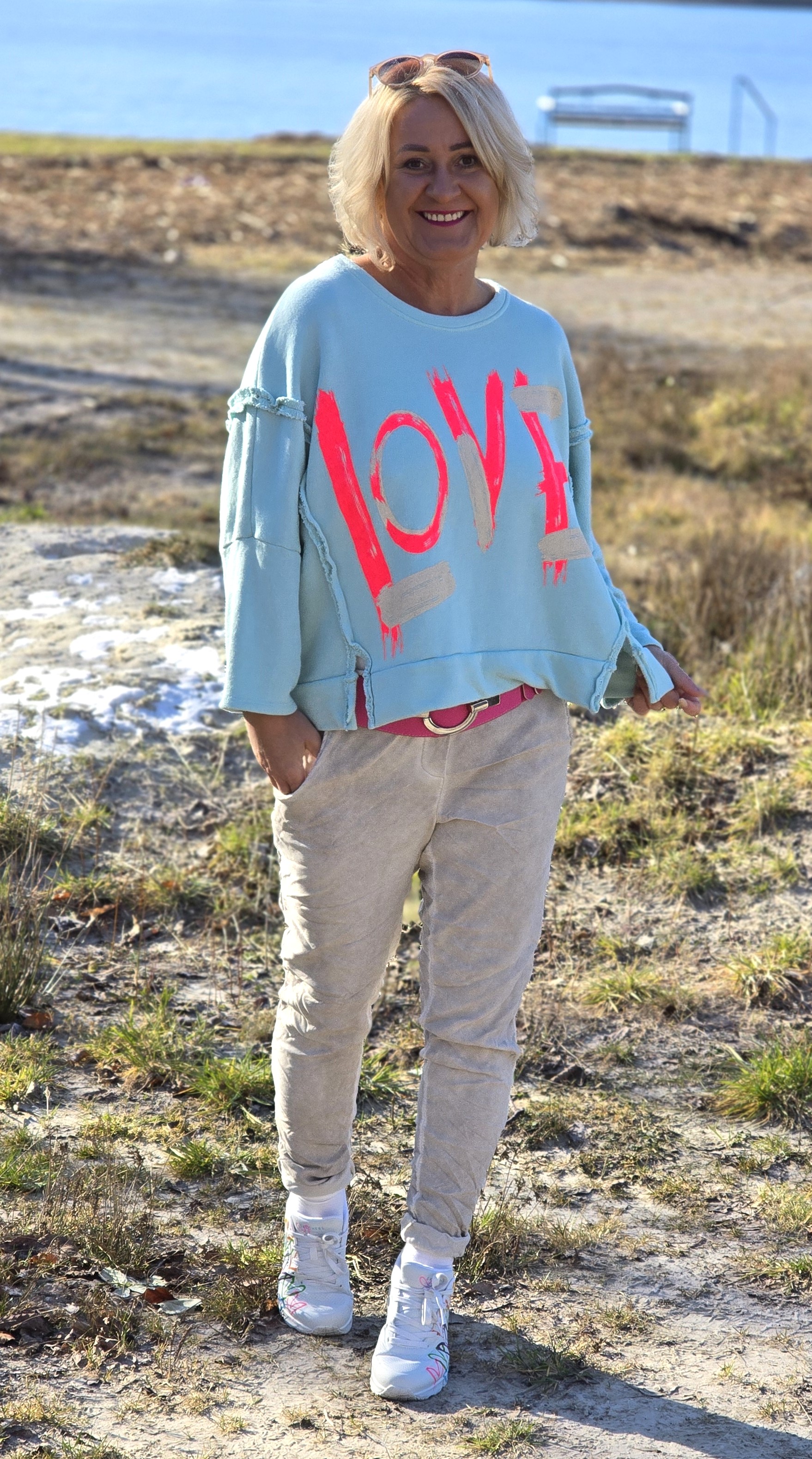 Sweatshirt mit Neonschriftzug „Love“ – Sweat – Longsleeve – Damen Sommeroberteil – Made in Italy 