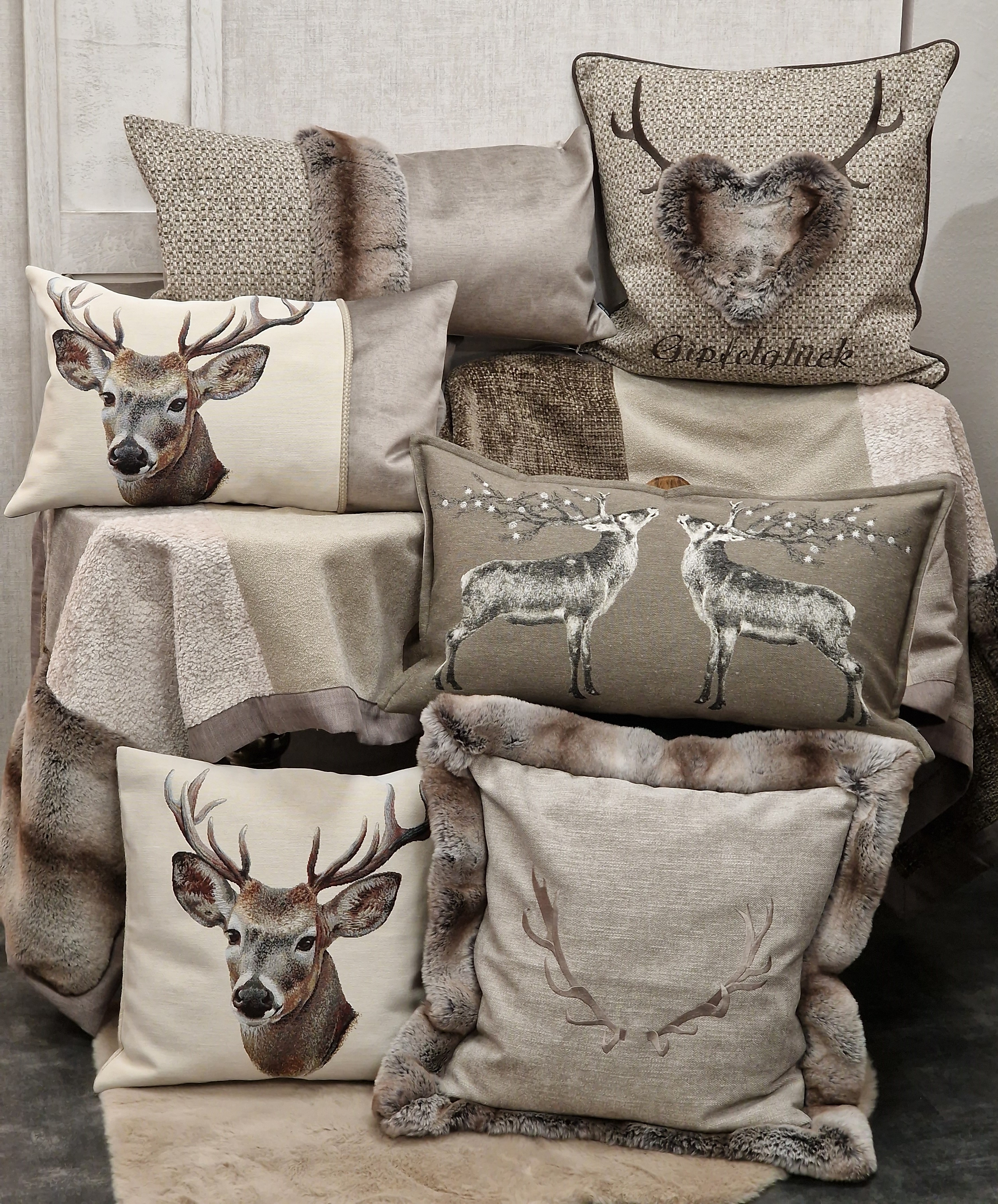 STEEN DESIGN KISSEN 60x60cm "Hirschgeweih mit Kunstfell" – Serie CHALET CHIC – "edle Beige-Taupe"    