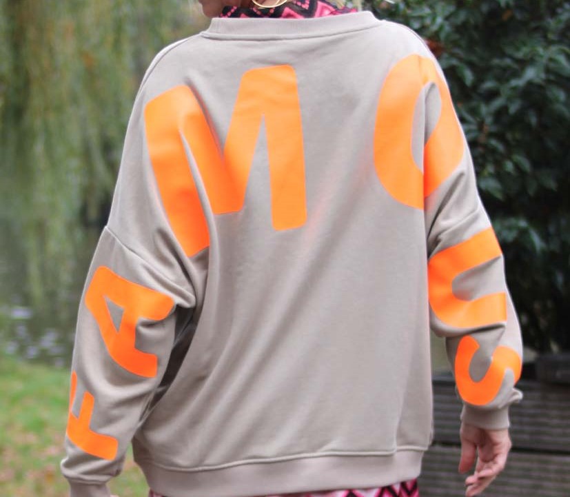 Miss Goodlife MG9476 Sweatshirt mit "Smile" und Neonschriftzug "Famous" in Sand – Sweater Sweatshirt – Longsleeve