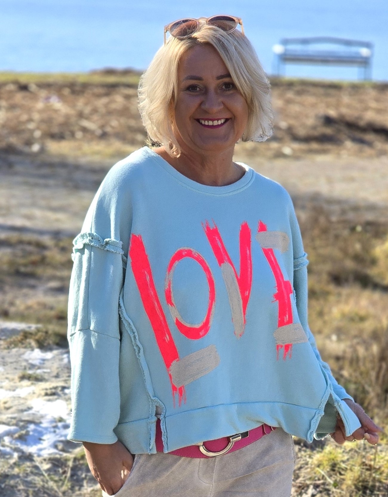Sweatshirt mit Neonschriftzug „Love“ – Sweat – Longsleeve – Damen Sommeroberteil – Made in Italy 
