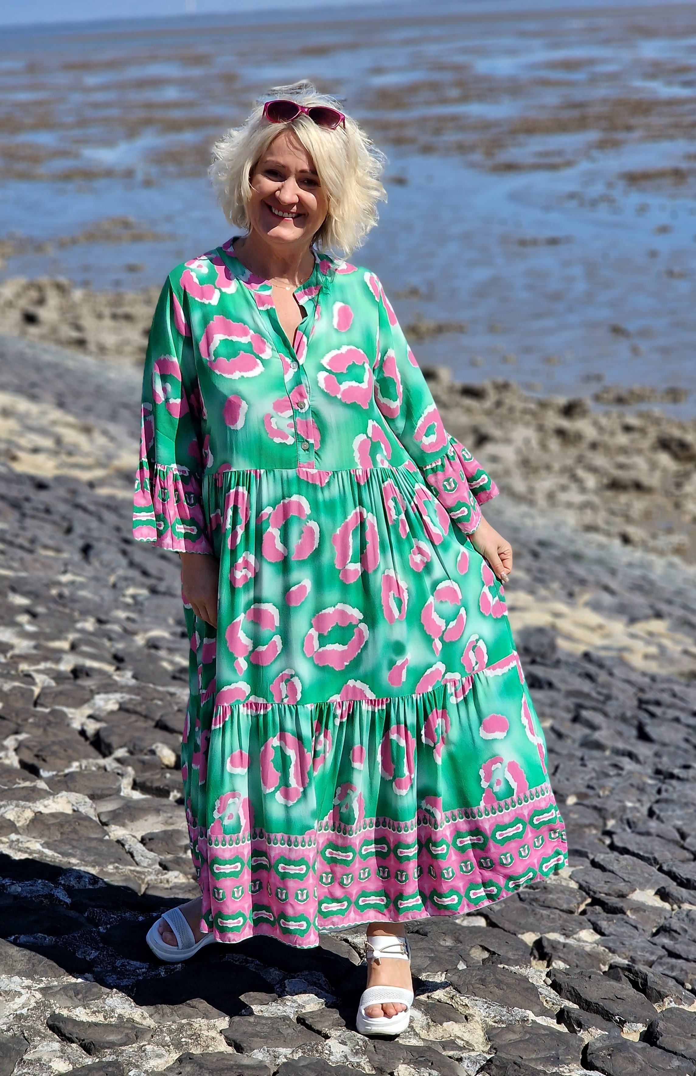 Tunika mit graphischen Blüten – Druck Maxikleid – Printkleid – Sommerkleid