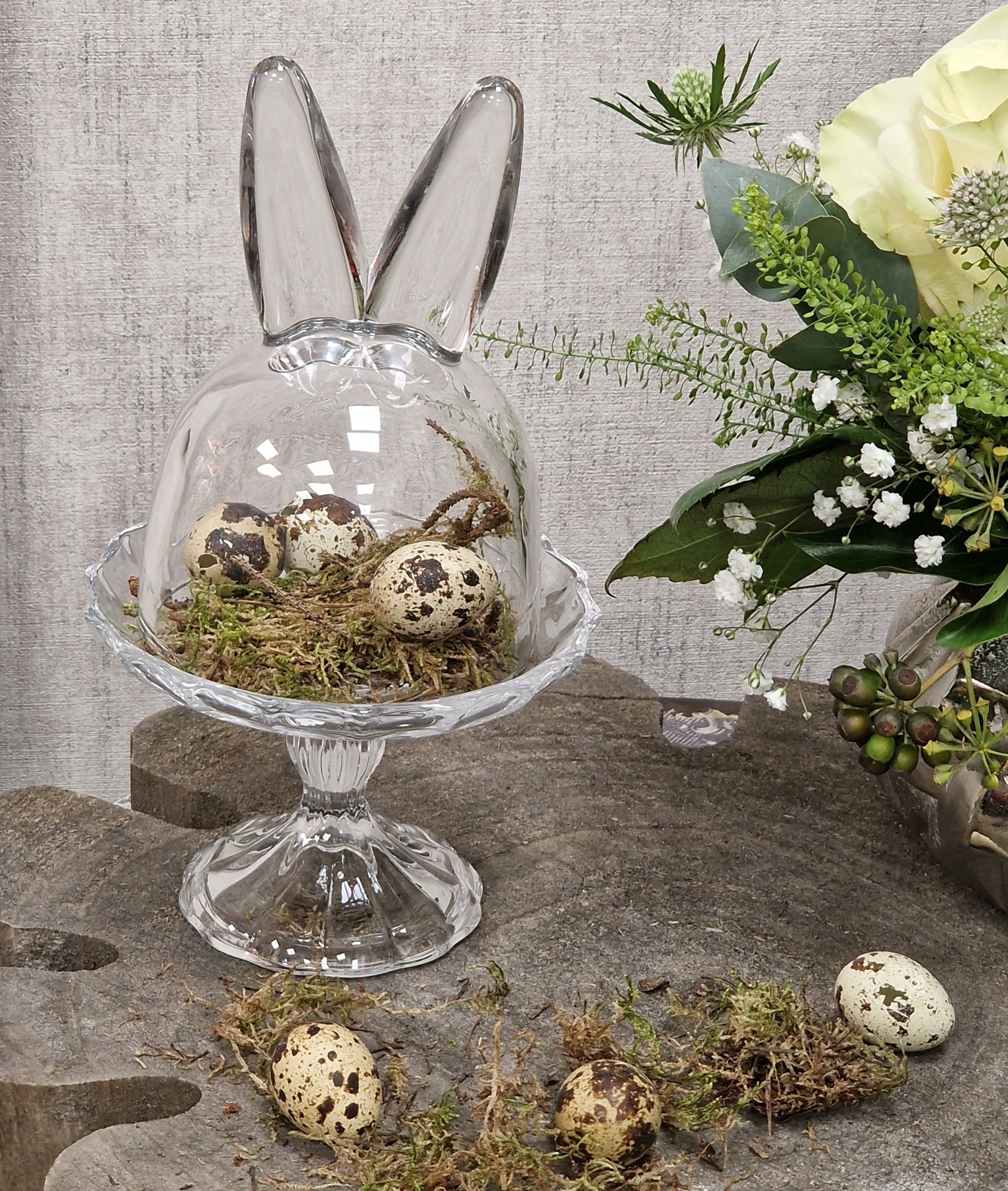 Kaninchen Glasglocke auf Fuß – Glashaube – Osterdeko