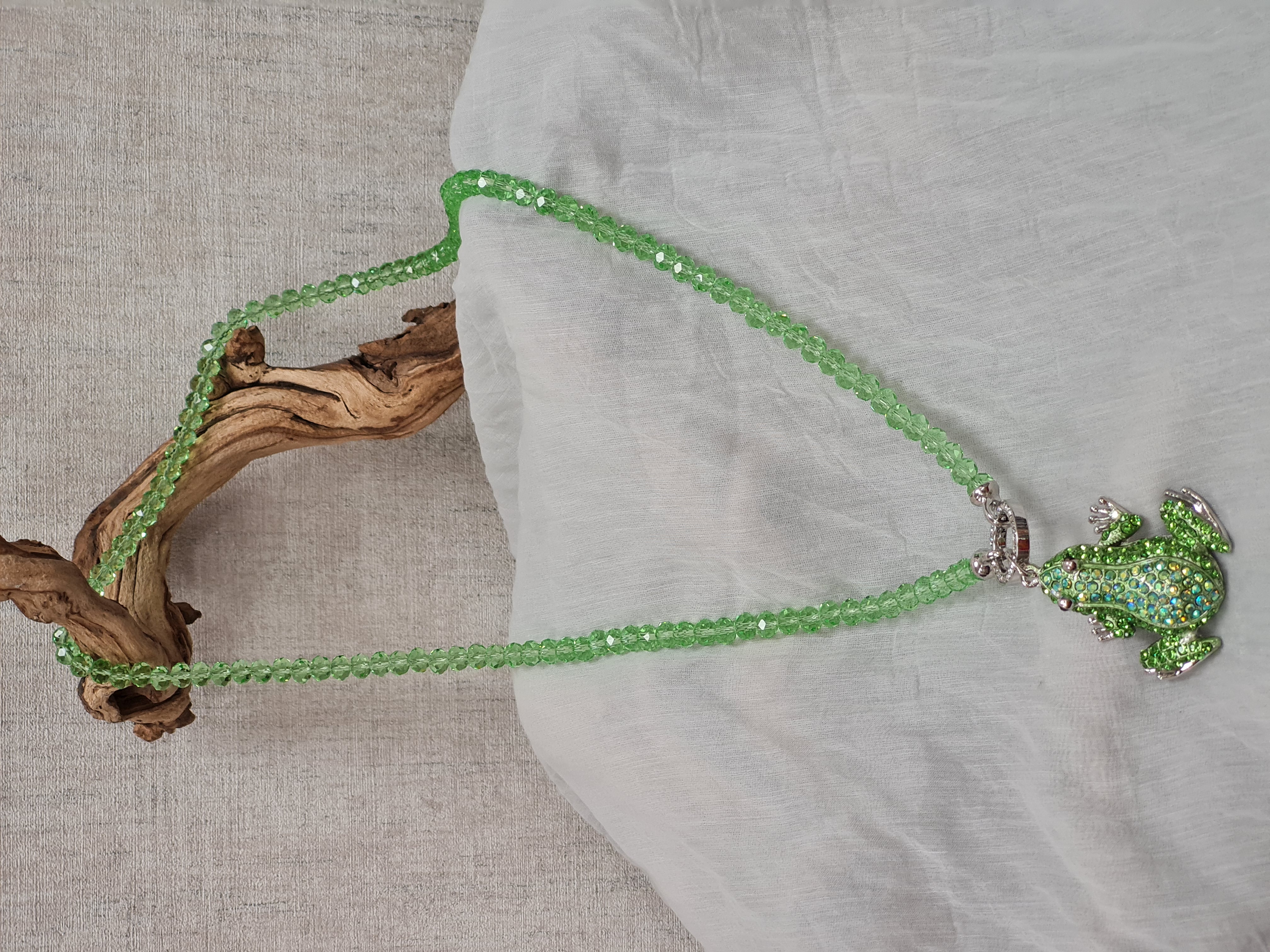 Halskette aus Glasperlen facettiert/geschliffen – Grün – Modeschmuck Kette lang 