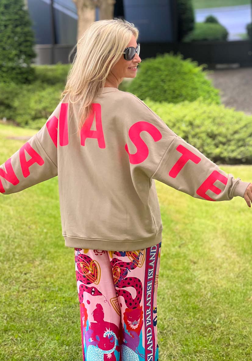 Miss Goodlife MG9762 Sweatshirt mit Neonschriftzug "Namensté" in Sand – Sweater Sweatshirt – Longsleeve – Roundneck Double Strass 