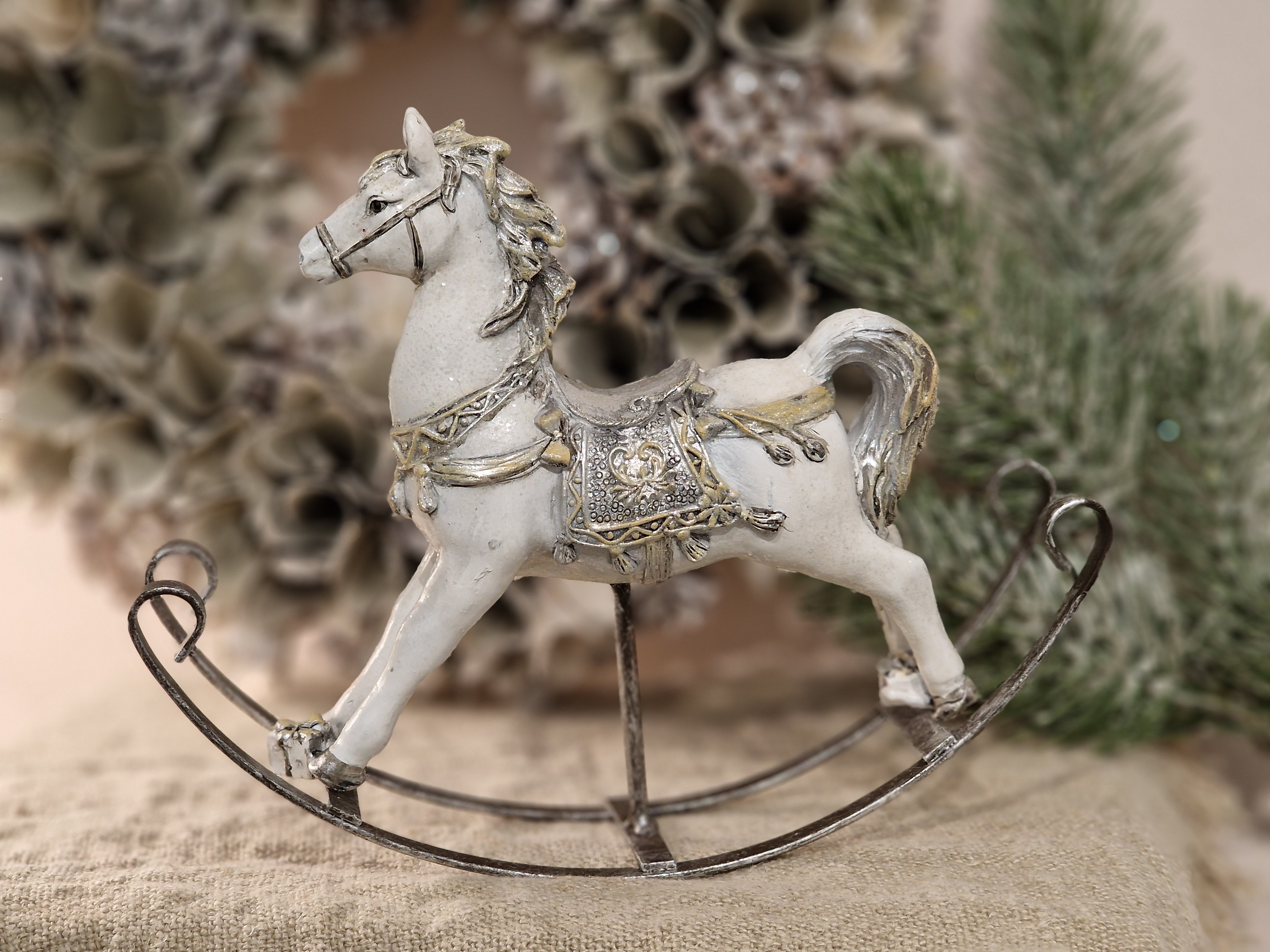 Nostalgie Schaukelpferd – Weihnachtliche Dekofigur Weiß/Gold