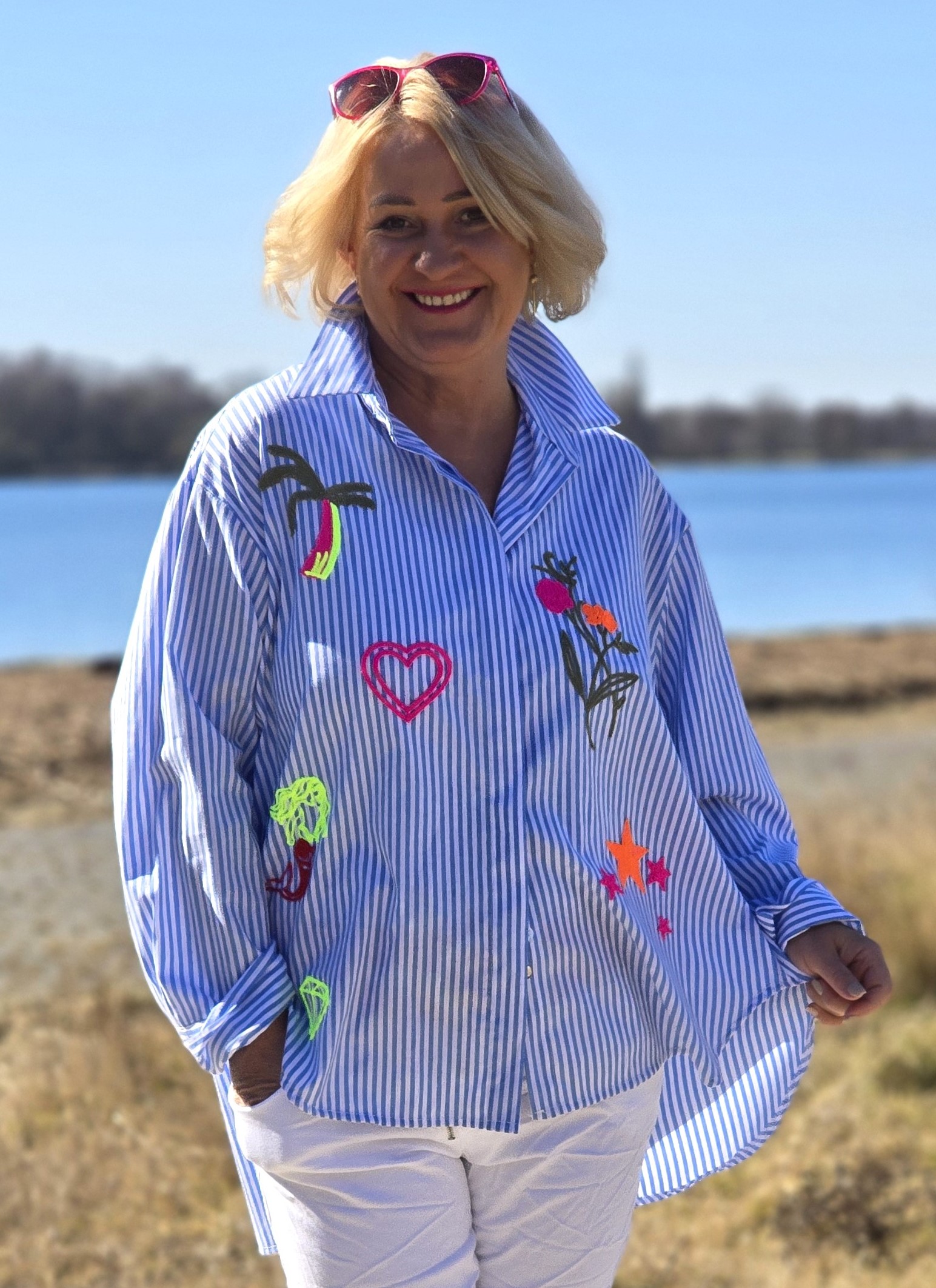 Damenbluse "Spring" in Neonfarben bestickt –  Blau gestreifte Hemdbluse  –  Sommerbluse