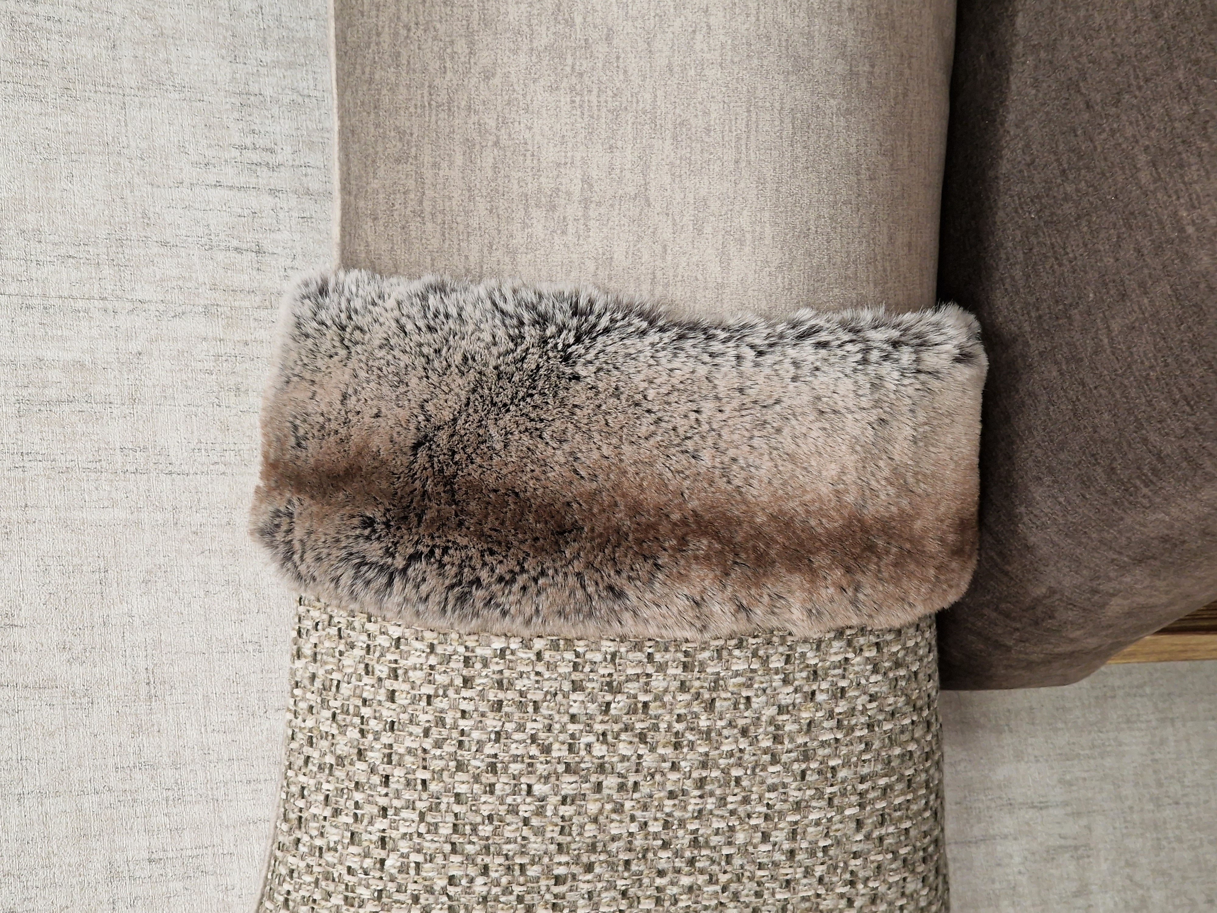STEEN DESIGN KISSEN 70x35cm "Samt, Kunstfell, Mischgewebe" – Serie CHALET CHIC – "edle Beige-Taupe"  
