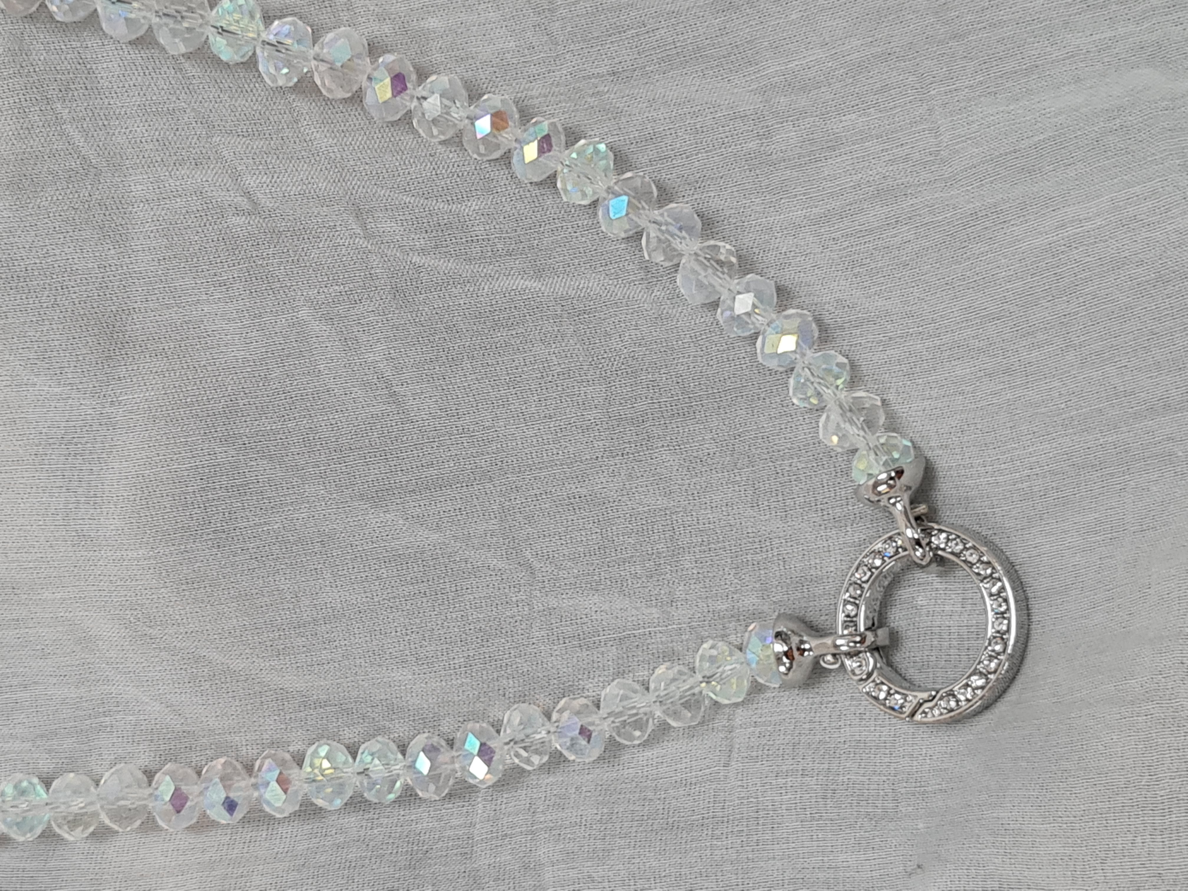 Halskette aus Glasperlen facettiert/geschliffen – Weiß Regenbogen – Modeschmuck Kette lang  