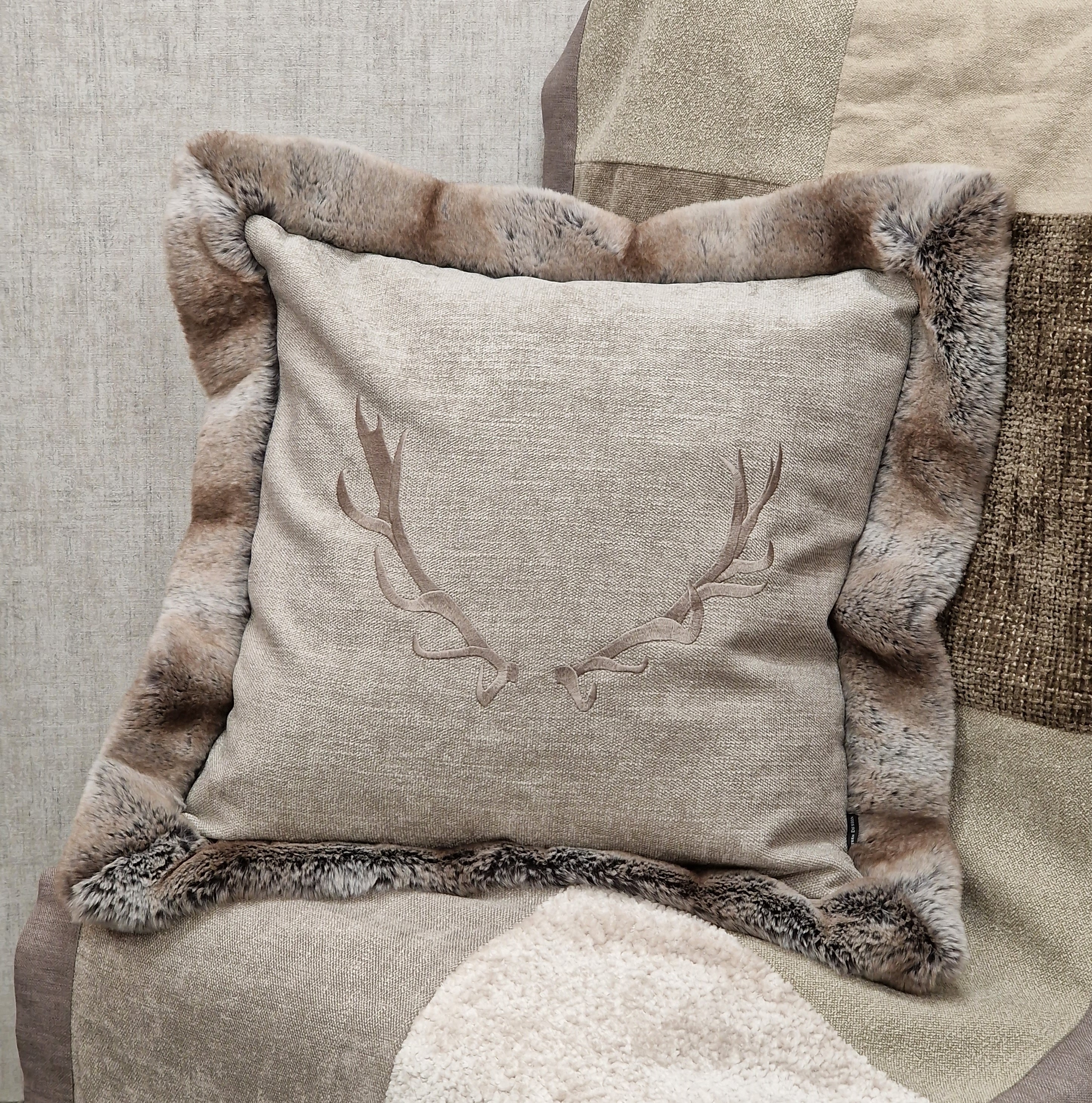STEEN DESIGN KISSEN 60x60cm "Hirschgeweih mit Kunstfell" – Serie CHALET CHIC – "edle Beige-Taupe"    