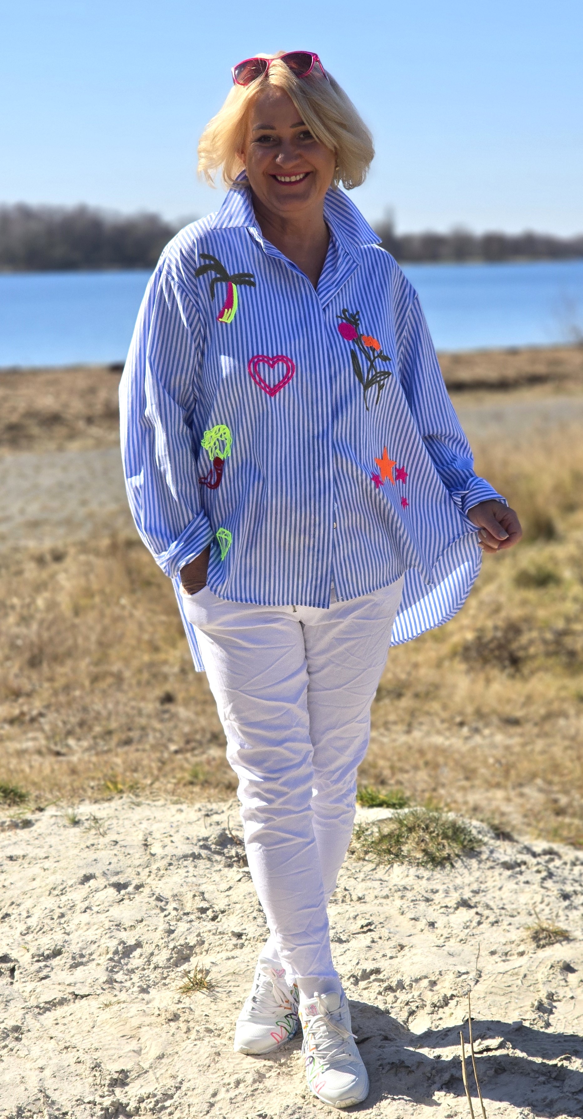 Damenbluse "Spring" in Neonfarben bestickt –  Blau gestreifte Hemdbluse  –  Sommerbluse
