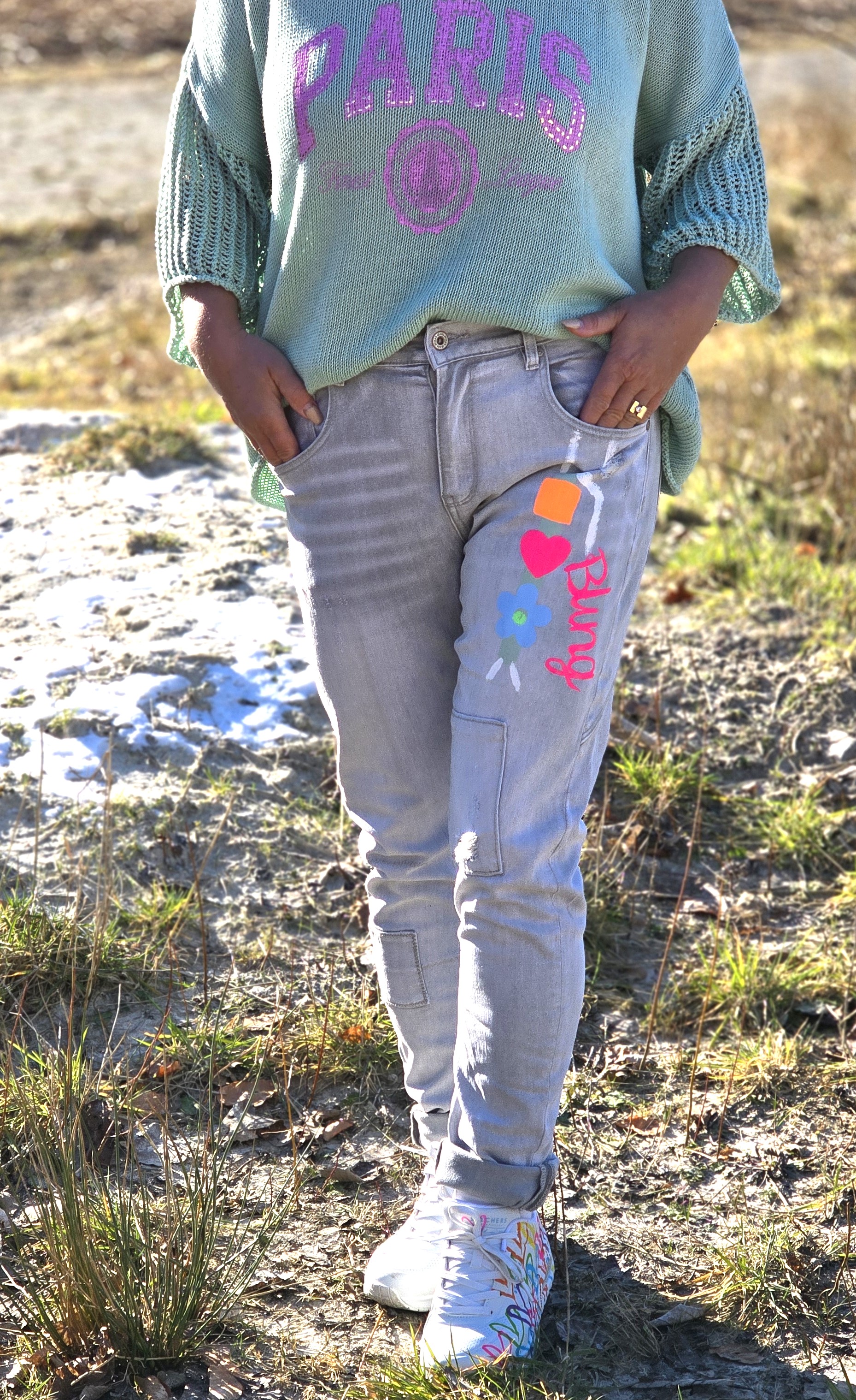 JEANS in Grau mit Neonschriftzug – Stretch JEANS mit coolen Patched-Up-Look– Greyjeans High Waist  