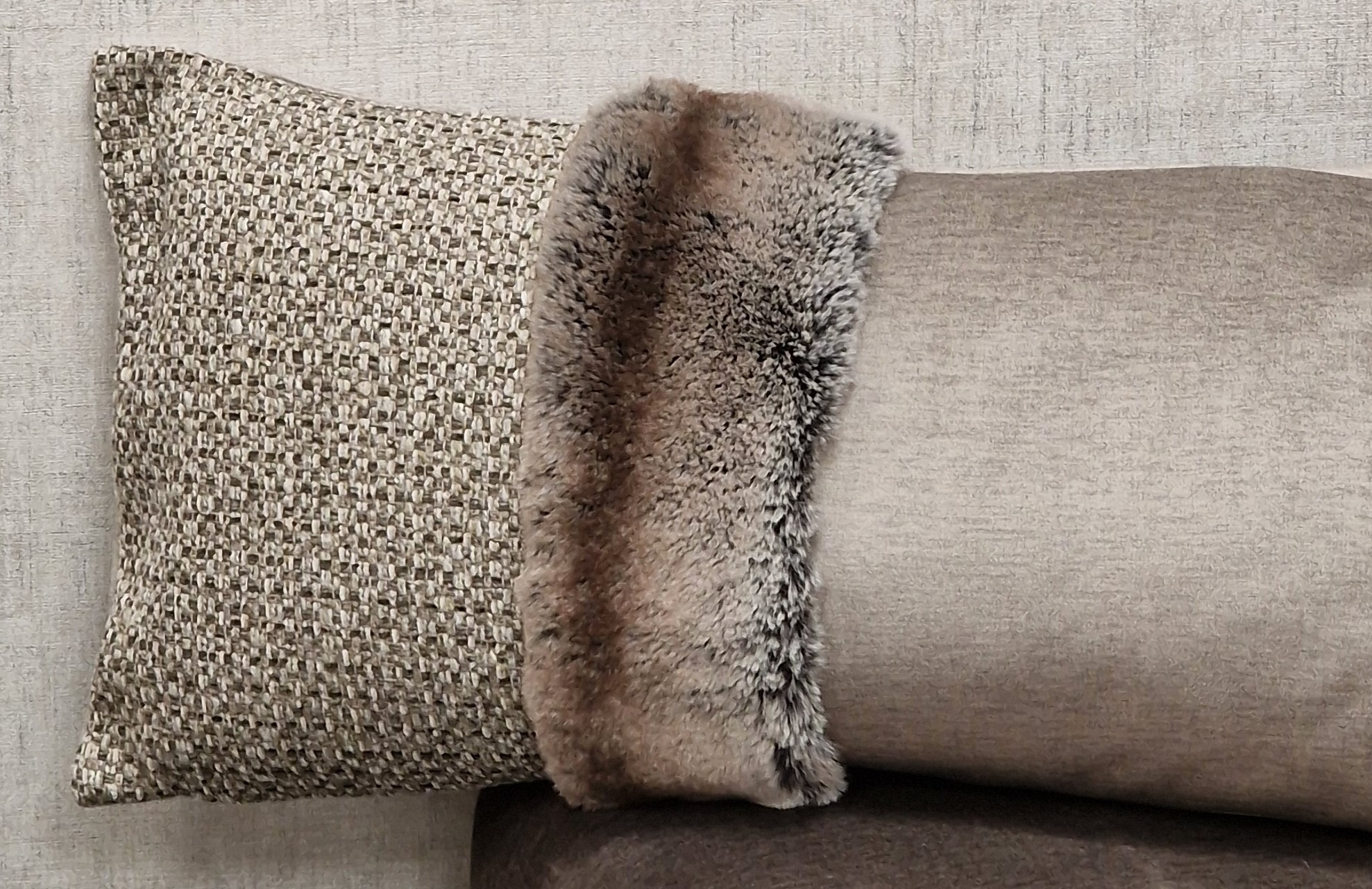 STEEN DESIGN KISSEN 70x35cm "Samt, Kunstfell, Mischgewebe" – Serie CHALET CHIC – "edle Beige-Taupe"  