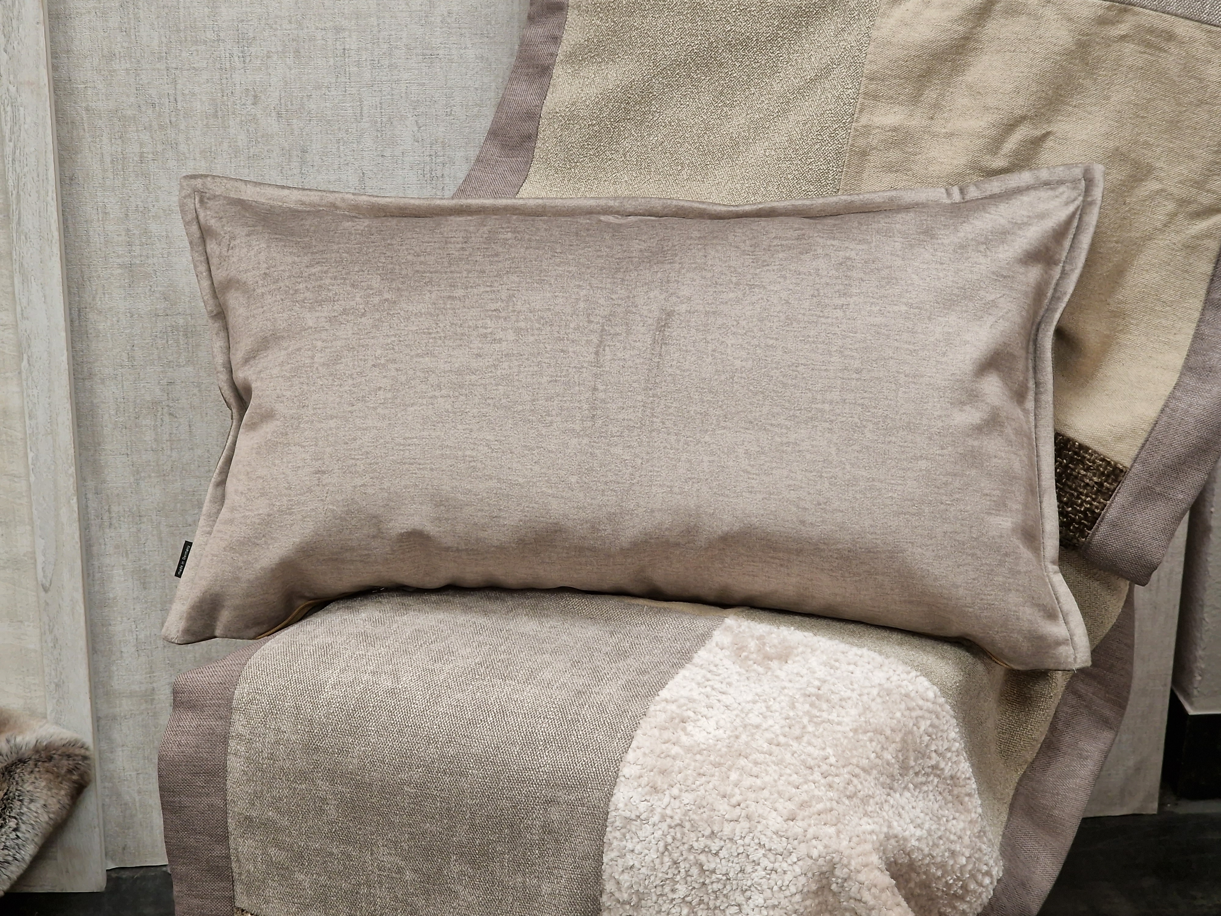 STEEN DESIGN KISSEN 70x40cm "Hirschen gegenüber" – Serie CHALET CHIC – "edle Beige-Taupe"   