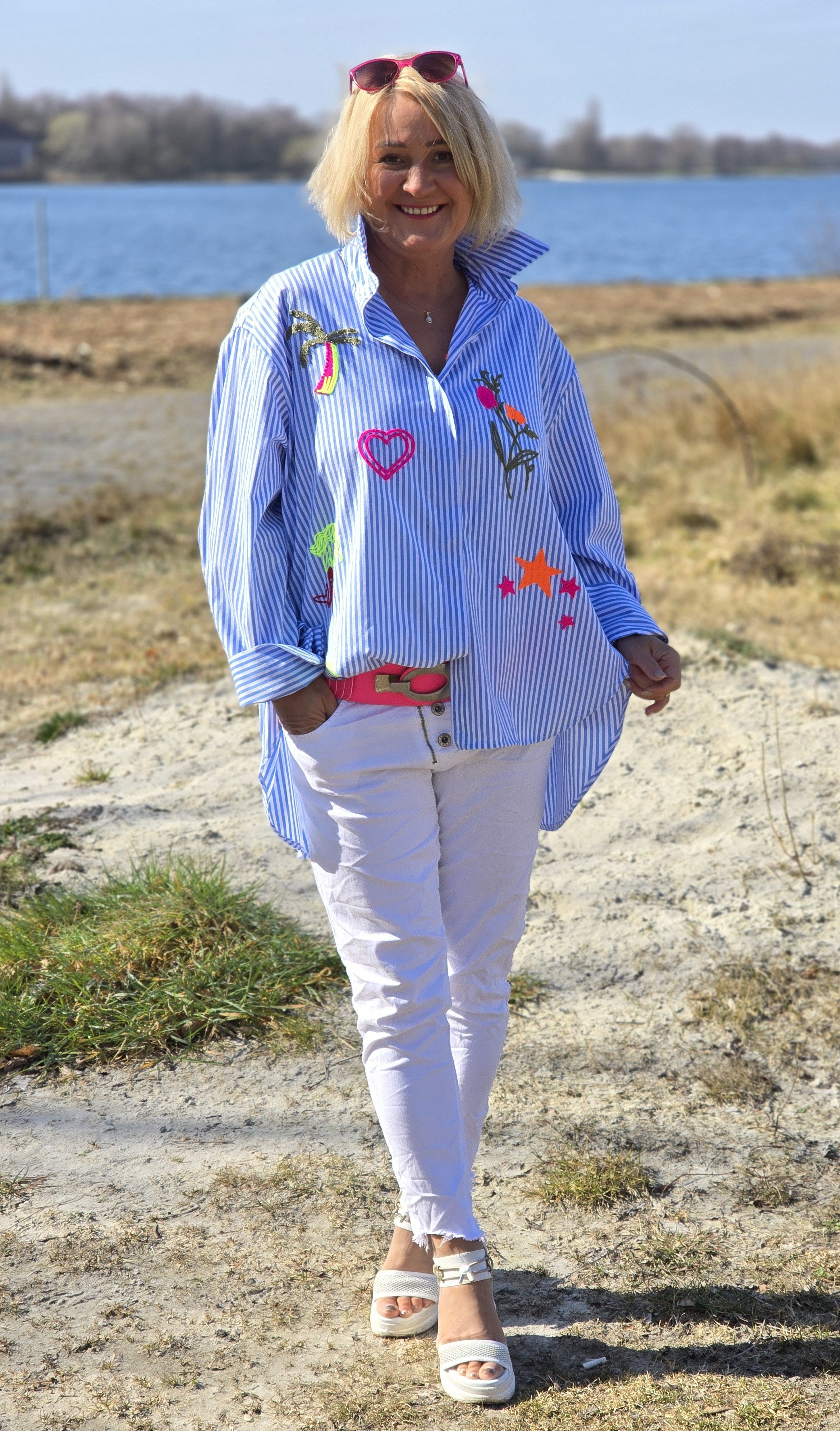 Damenbluse "Spring" in Neonfarben bestickt –  Blau gestreifte Hemdbluse  –  Sommerbluse