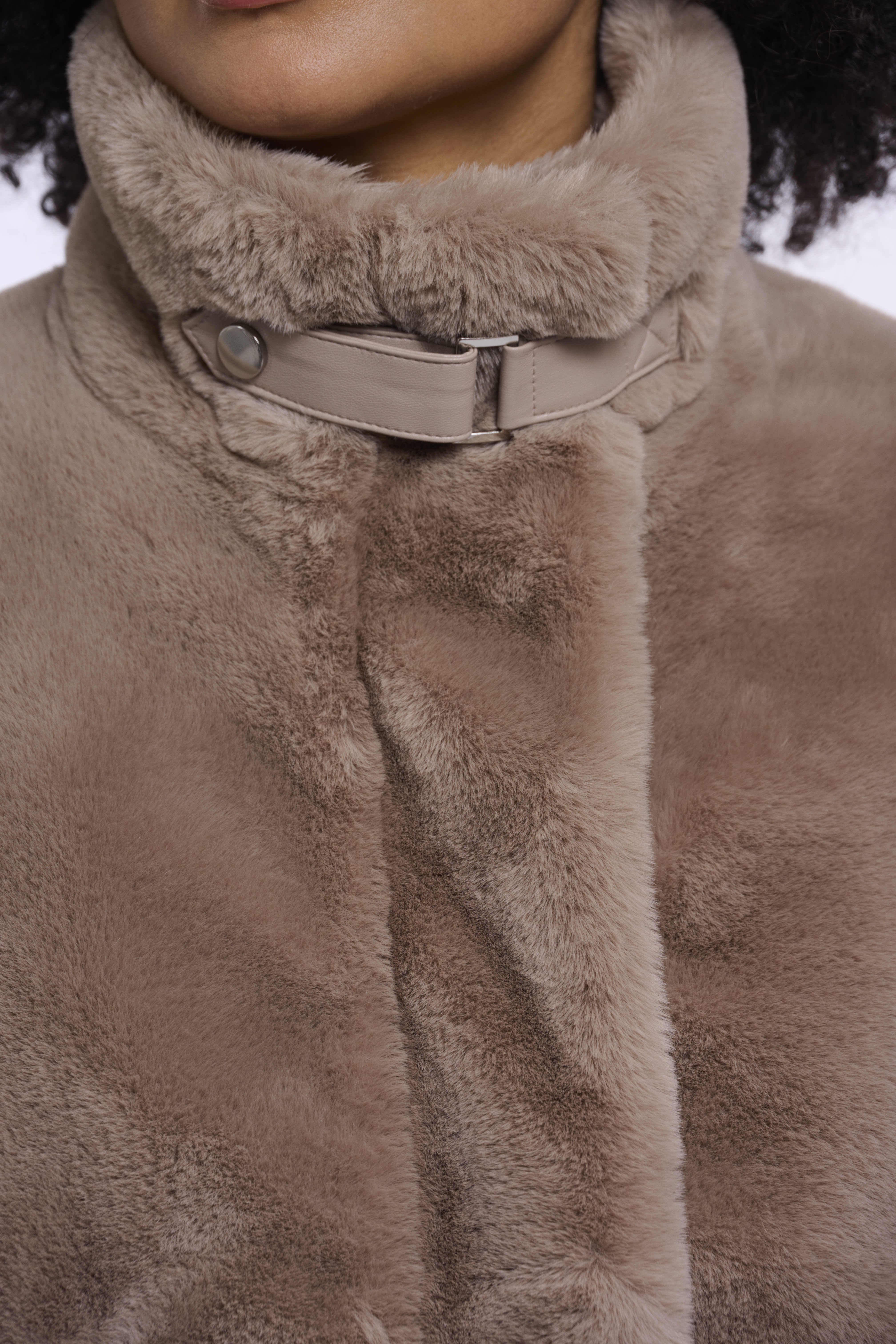 RINO & PELLE "AMBRA Mocha latte Short faux Jacket" – Kunstfell – Damenjacke – Wintermantel – Winterjacke Taupe