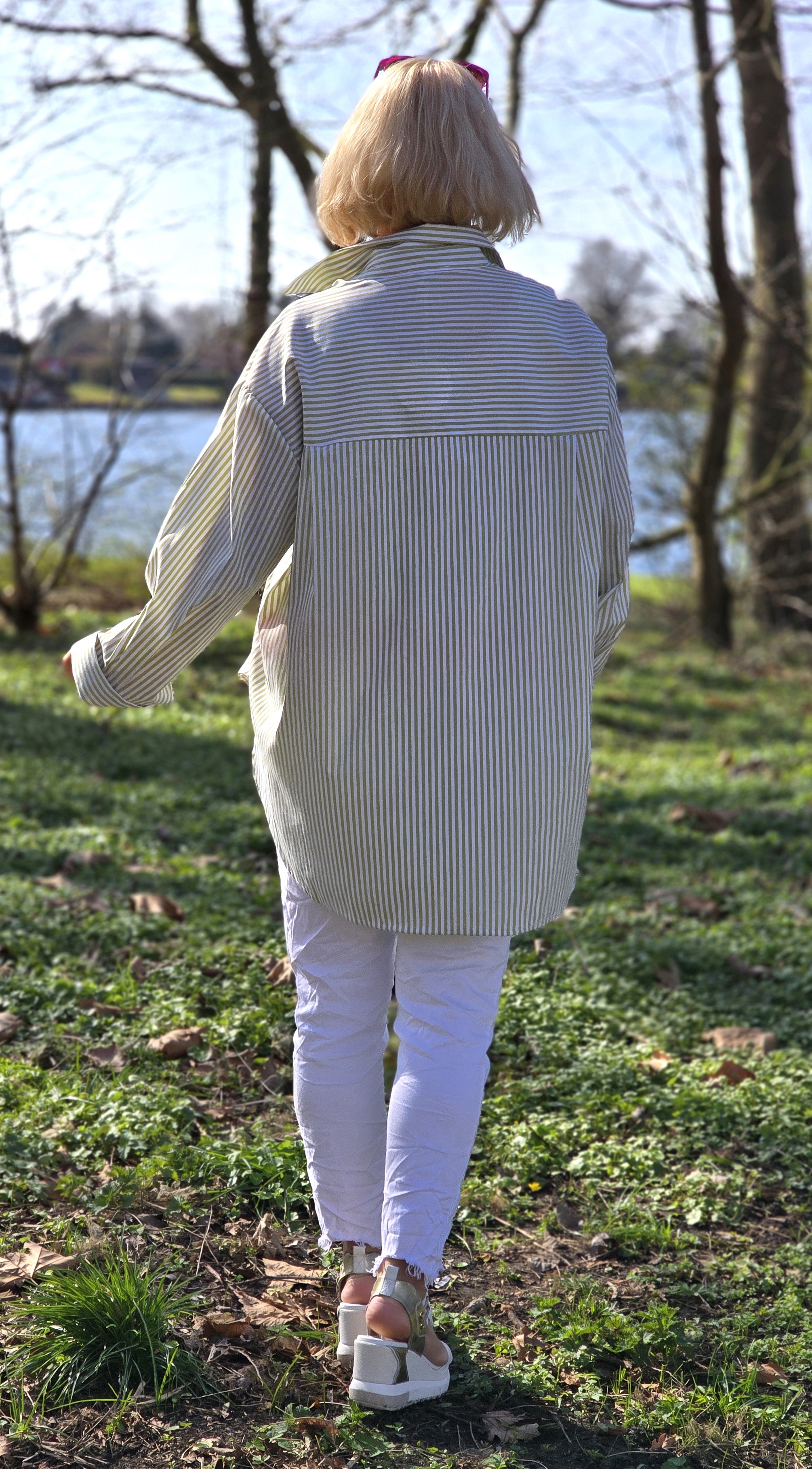 Damenbluse "Spring" in Neonfarben bestickt –  Blau gestreifte Hemdbluse  –  Sommerbluse