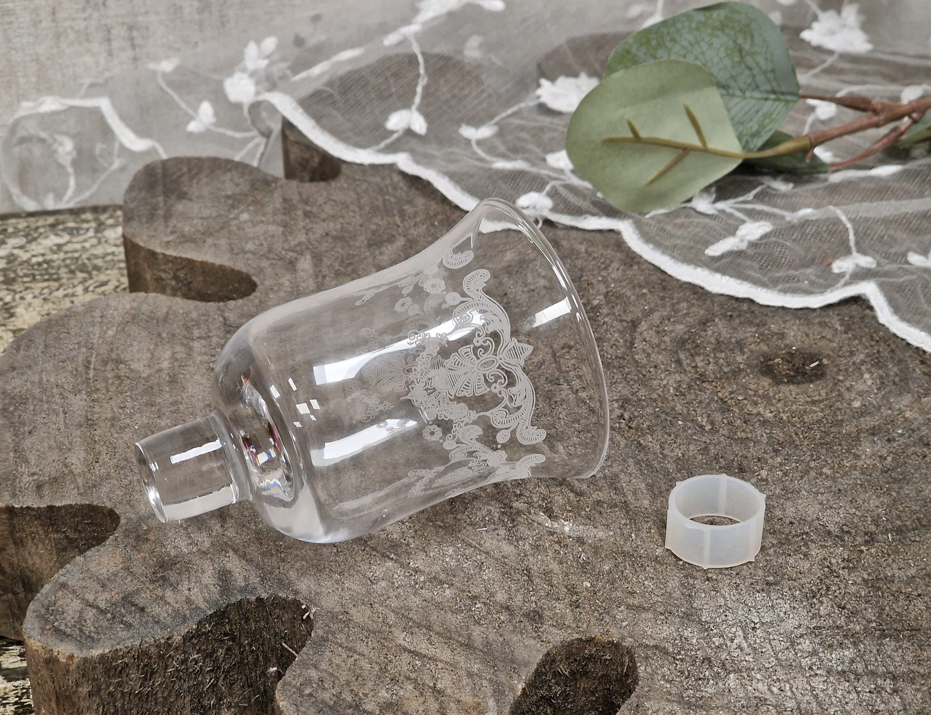 KRÖMER Teelichtaufsatz, Windlichtaufsatz, Aufsatzglas "ROMANCE" für Kerzenleuchter – Glasaufsatz – Teelichtglas – Kerzenglas klar mit Schliff für Kerzenständer KRÖMER Teelichtaufsatz, Windlichtaufsatz, Aufsatzglas "ROMANCE" für Kerzenleuchter – Glasaufsatz – Teelichtglas – Kerzenglas klar mit Schliff für Kerzenständer