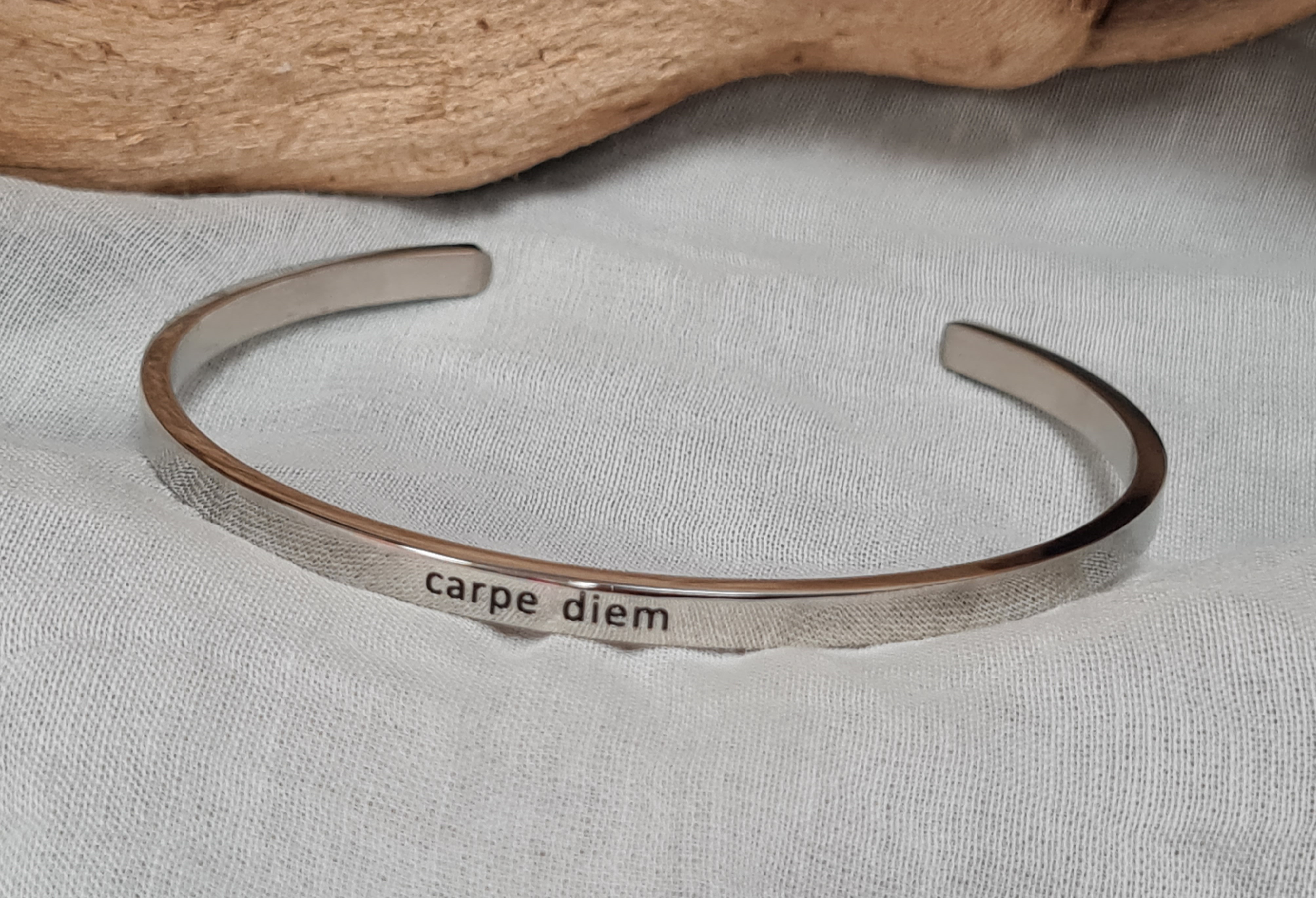 Blumenkind Armreif mit dem Spruch– Armband mit Gravur "Carpe Diem"