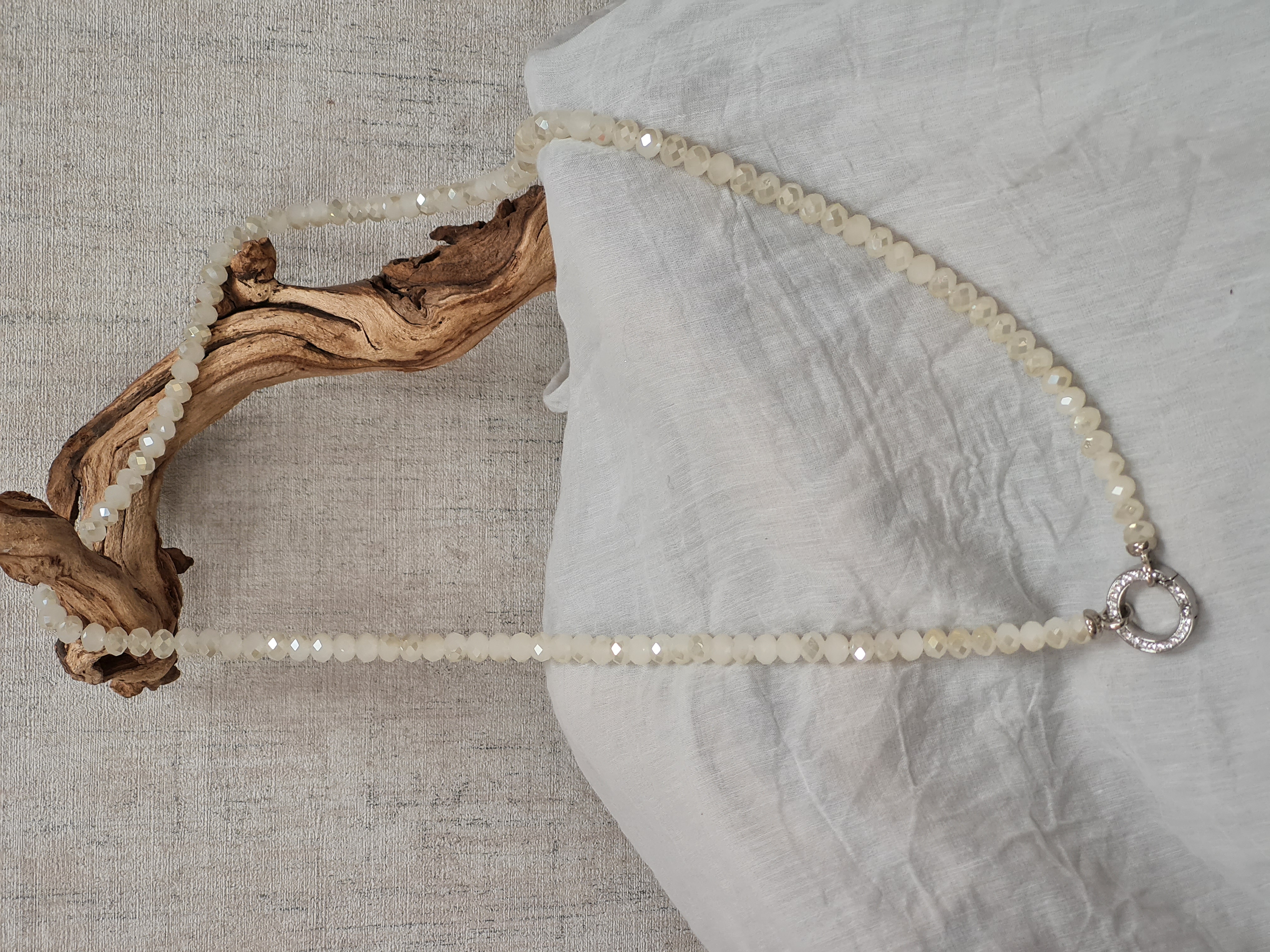 Halskette aus Glasperlen facettiert/geschliffen – Natur Creme– Modeschmuck Kette lang 