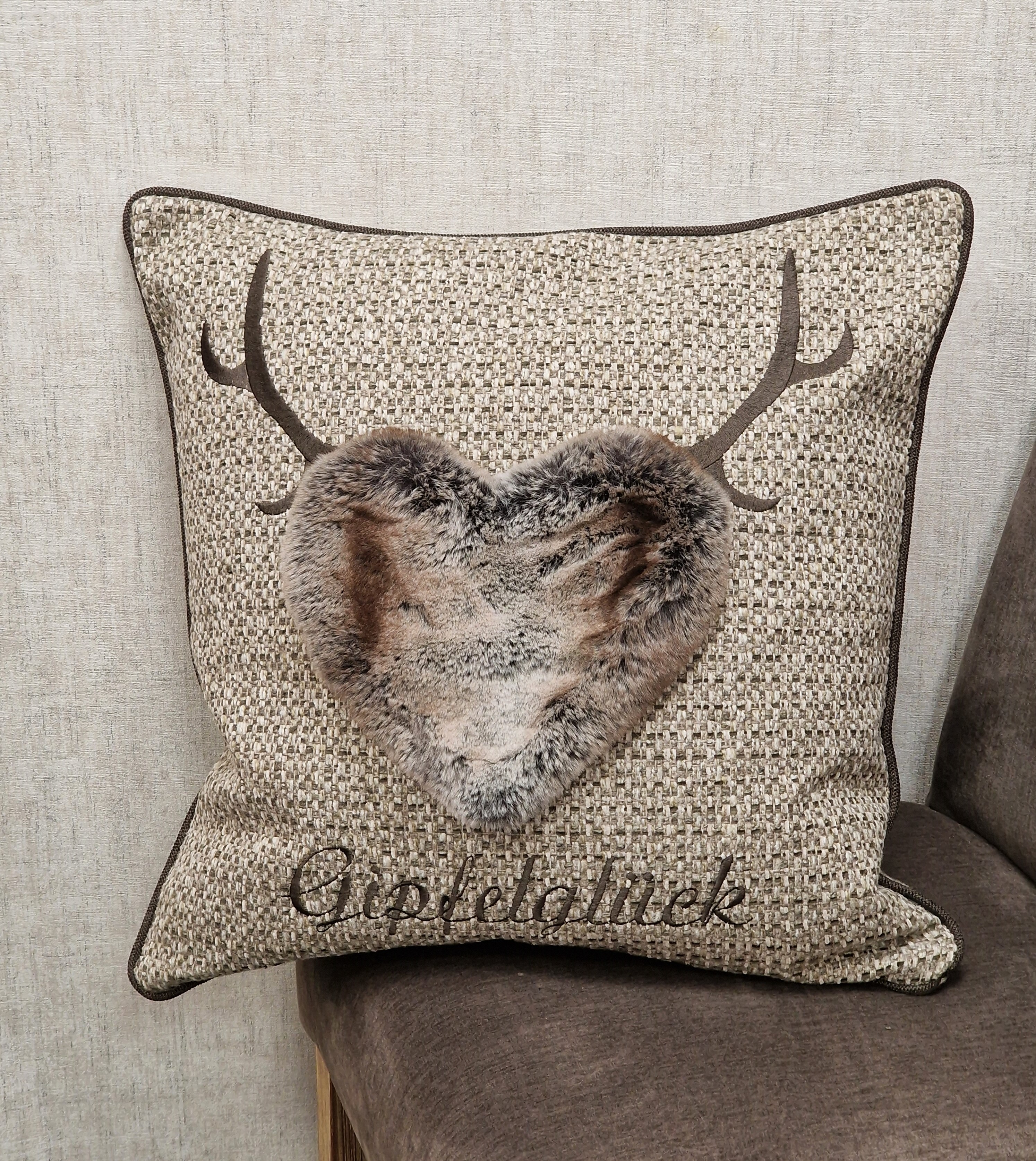 STEEN DESIGN KISSEN 55x55cm "Gipfelglück-Herz-Geweih" – Serie CHALET CHIC – "edle Beige-Taupe"   