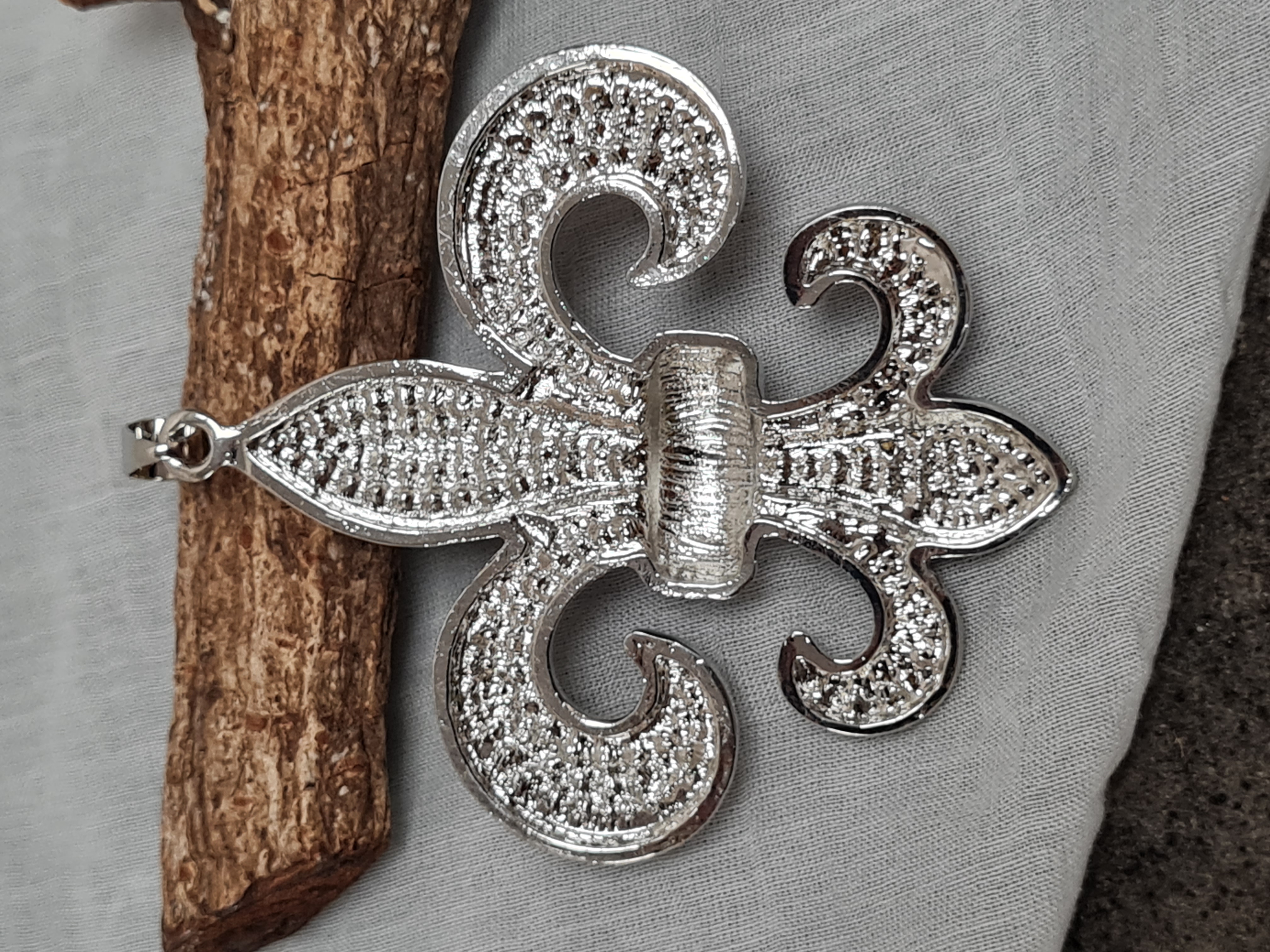 Anhänger Französische Lilie– Kettenanhänger "18" – Medaillon – Modeschmuck 