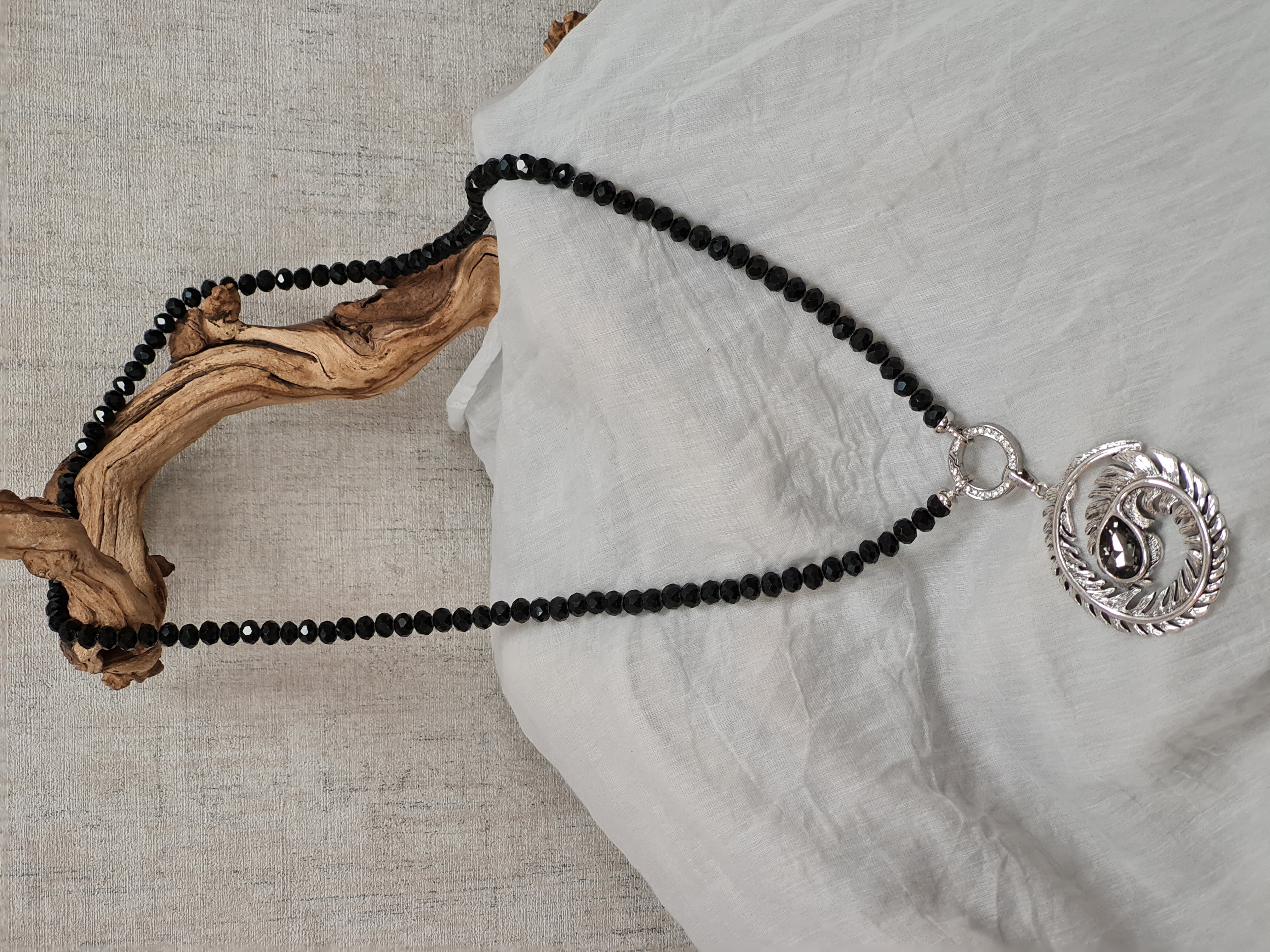 Halskette aus Glasperlen facettiert/geschliffen – Kette Schwarz– Modeschmuck Kette lang  