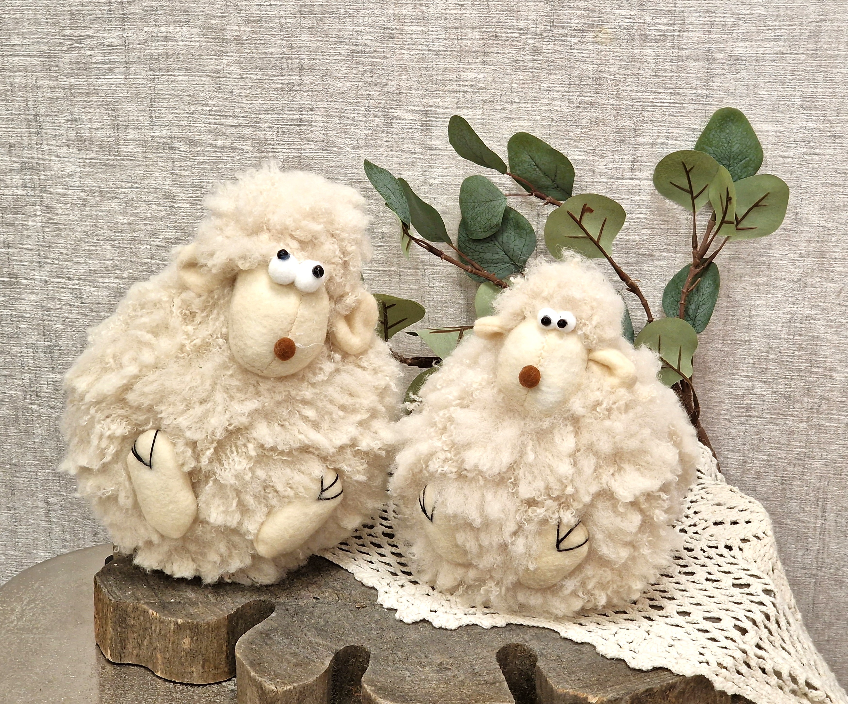 Kuscheltier gelocktes dickes Schaf  – Stofftier  – Osterdeko  – Türstopper