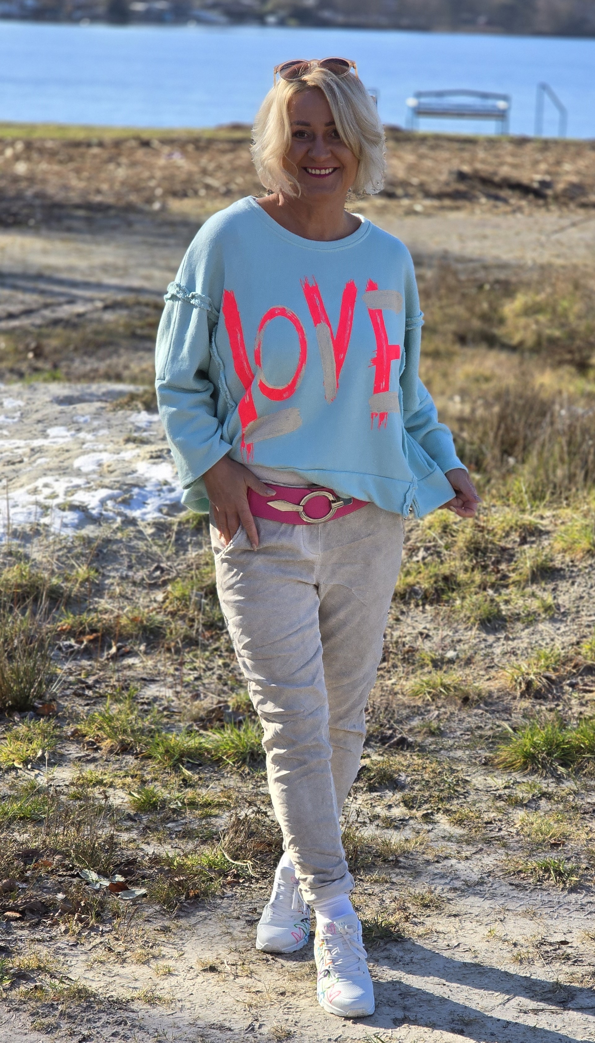 Sweatshirt mit Neonschriftzug „Love“ – Sweat – Longsleeve – Damen Sommeroberteil – Made in Italy 