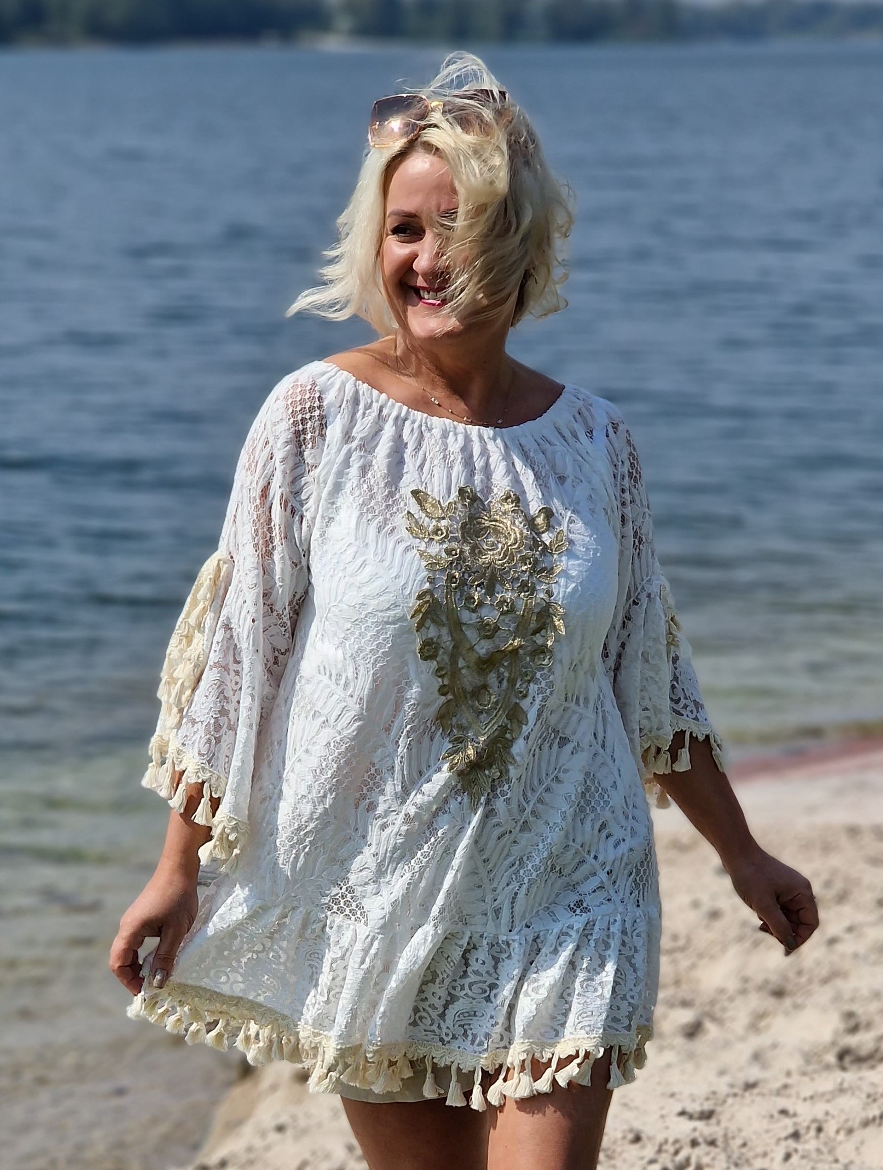 Midi Hippi Sommertunika – weiche Spitzen-Tunika im Boho Style – Strandkleid– leichte Ibiza Look Kleid in Altweiss 