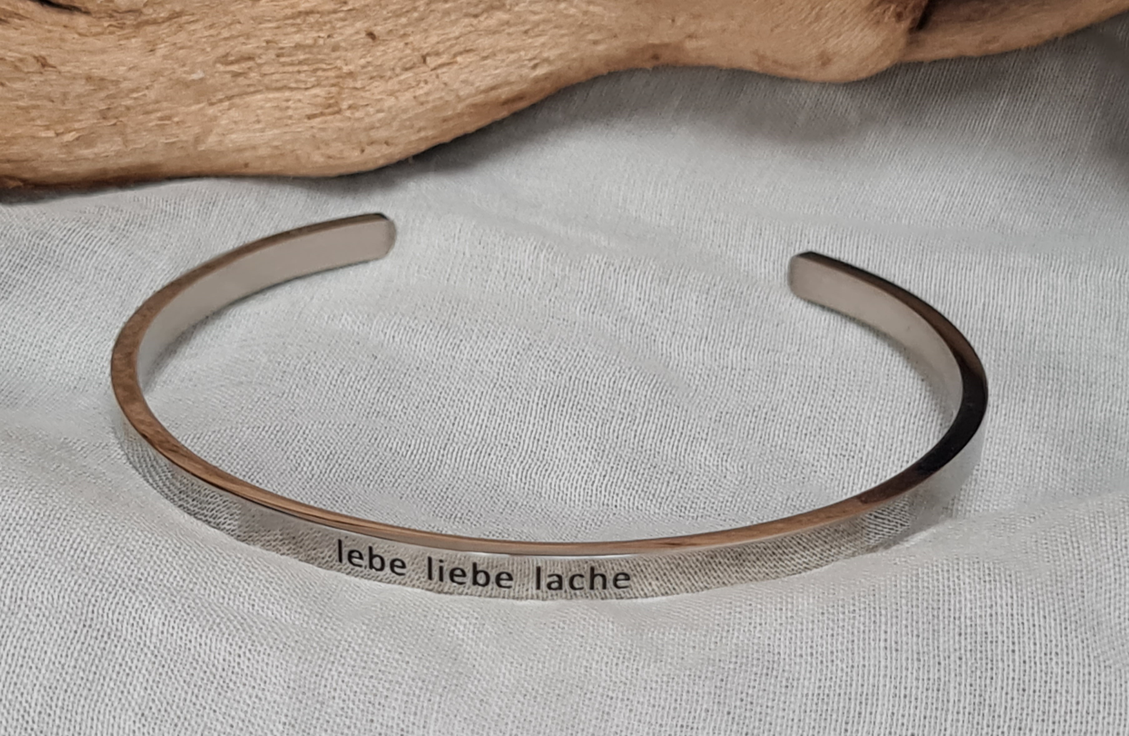 Blumenkind Armreif mit dem Spruch– Armband mit Gravur "Lebe Liebe Lache"
