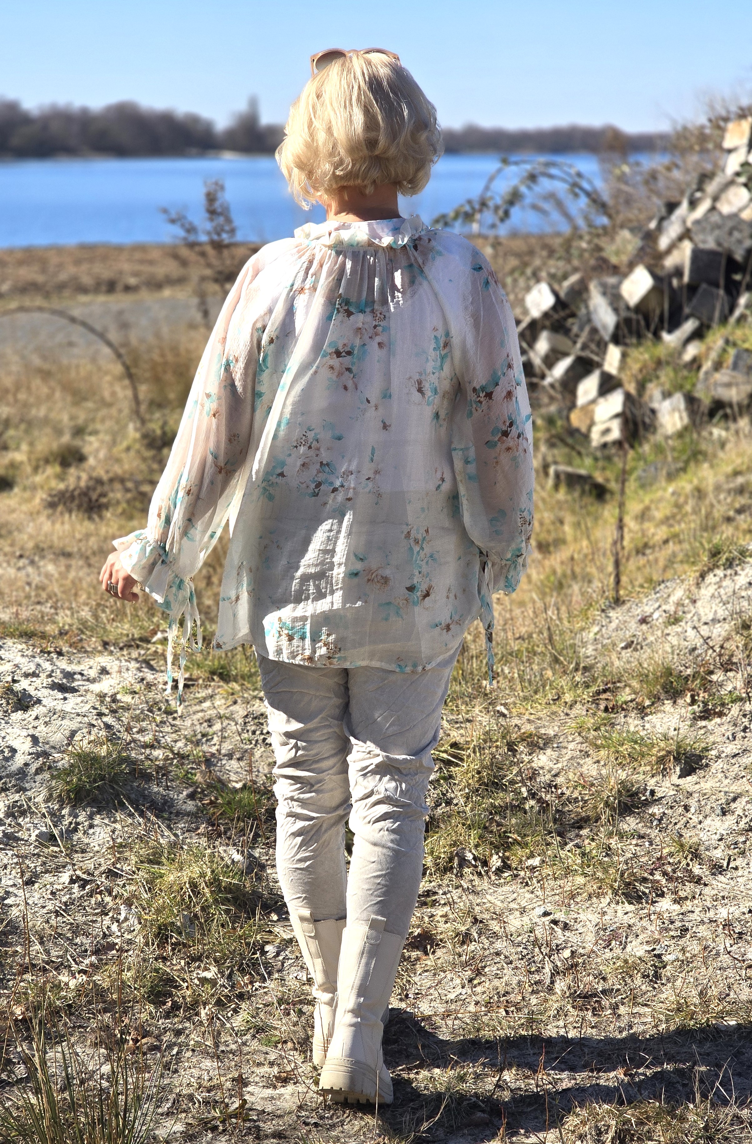florale Damenbluse mit  V-Ausschnitt – leichte Sommerbluse – "Blumenmuster" 