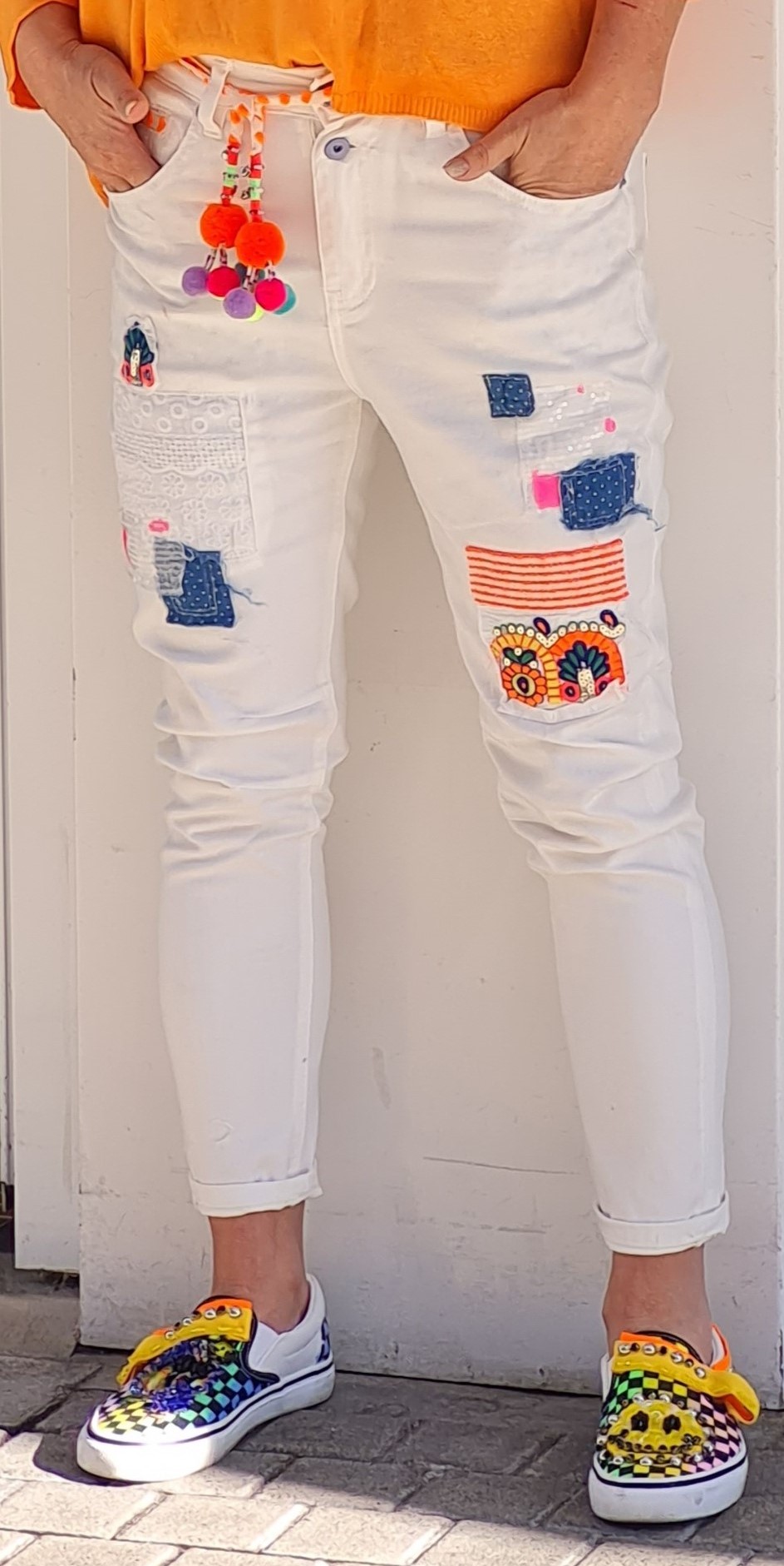 JEANS Weiß mit coolen Patched-Up-Look – Stretch JEANS mit Applikationen – Whitejeans High Waist