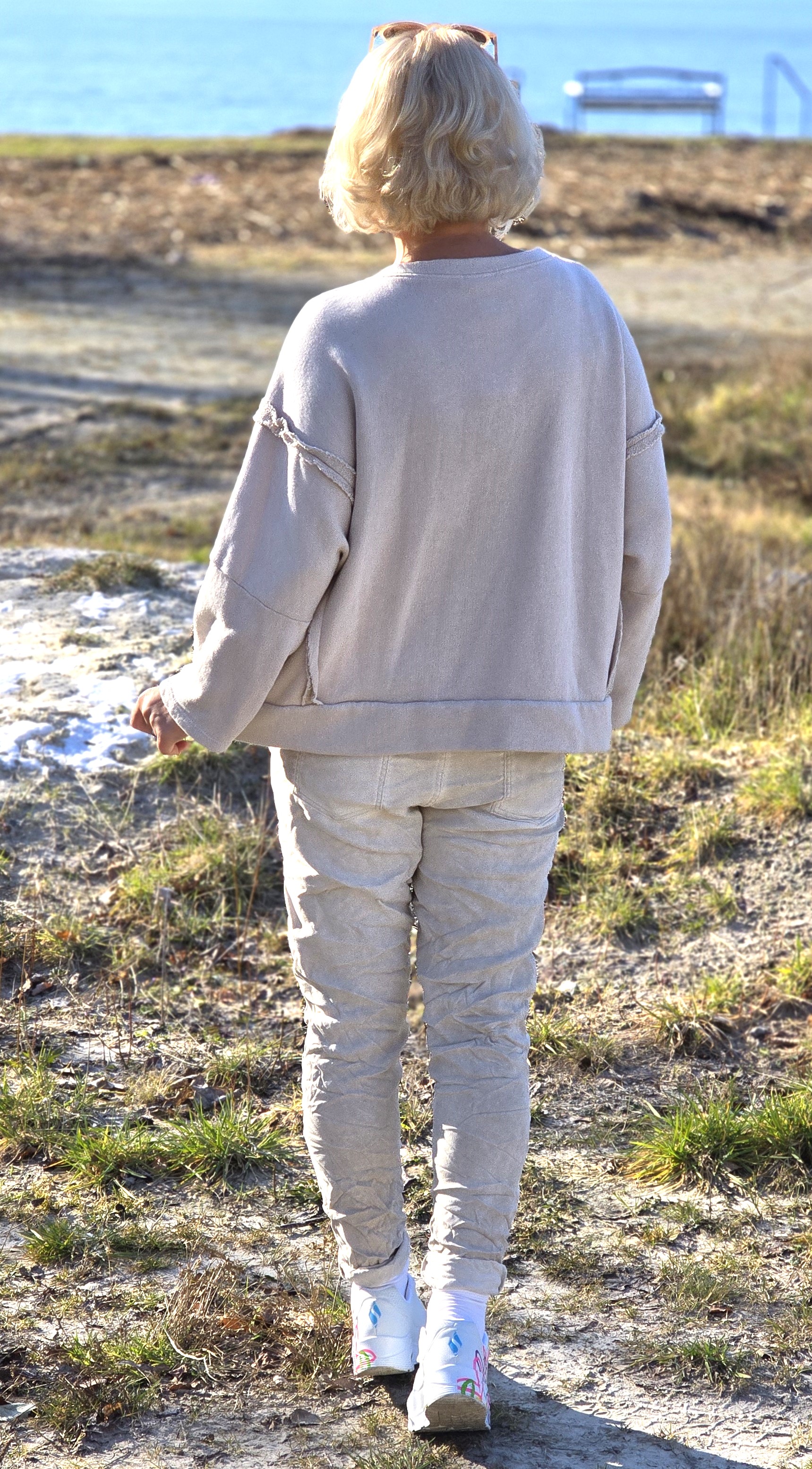 Sweatshirt mit Neonschriftzug „Love“ – Sweat – Longsleeve – Damen Sommeroberteil – Made in Italy 