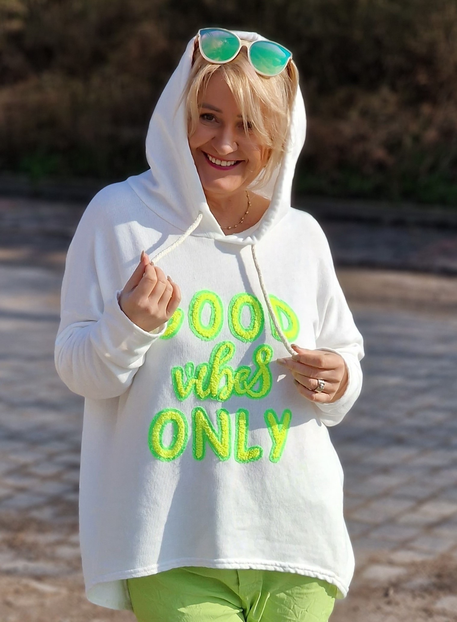 Hoodie mit Neonschriftzug „GOOD vibes ONLY “ – Sweater Sweatshirt – Longsleeve – Kapuzenpullover – Kapuzensweatshirt – Hoody  Neon Grün