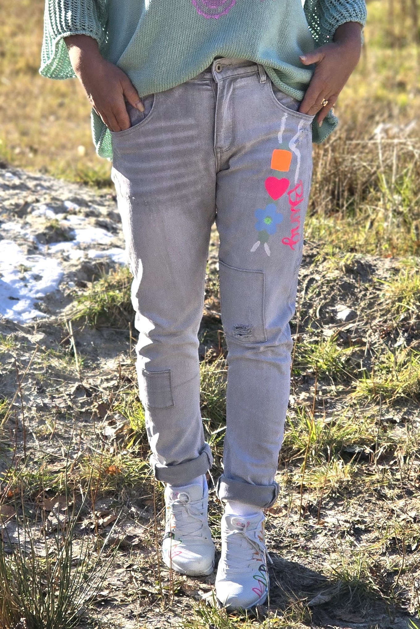 JEANS in Grau mit Neonschriftzug – Stretch JEANS mit coolen Patched-Up-Look– Greyjeans High Waist  