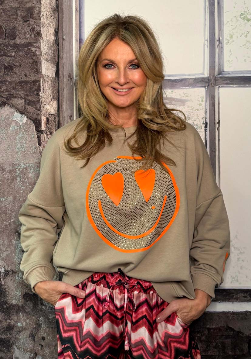 Miss Goodlife MG9476 Sweatshirt mit "Smile" und Neonschriftzug "Famous" in Sand – Sweater Sweatshirt – Longsleeve