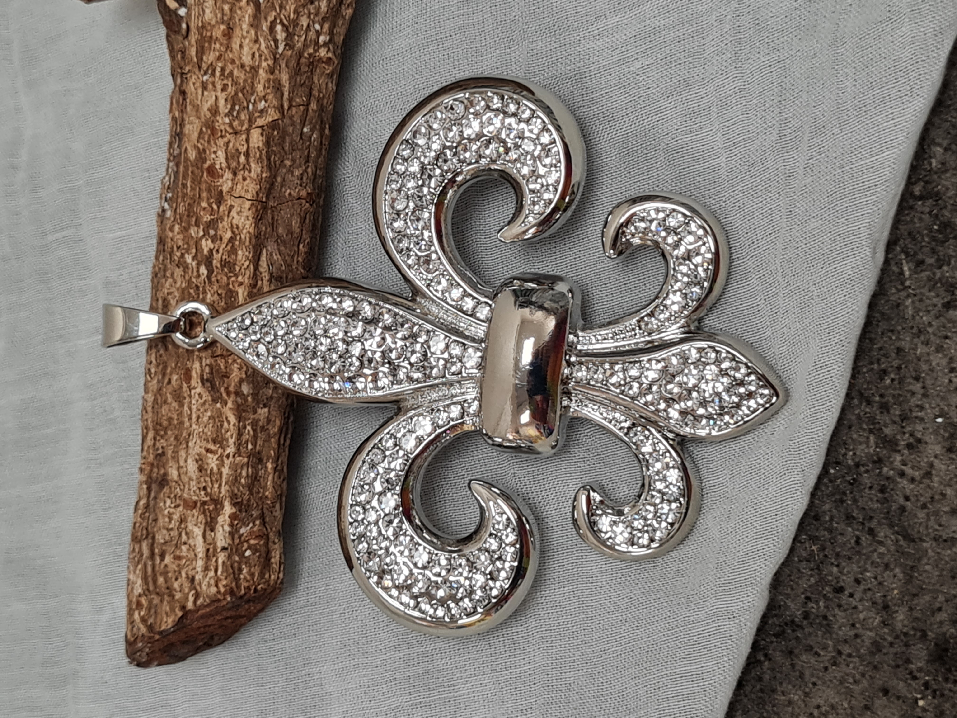 Anhänger Französische Lilie– Kettenanhänger "18" – Medaillon – Modeschmuck 