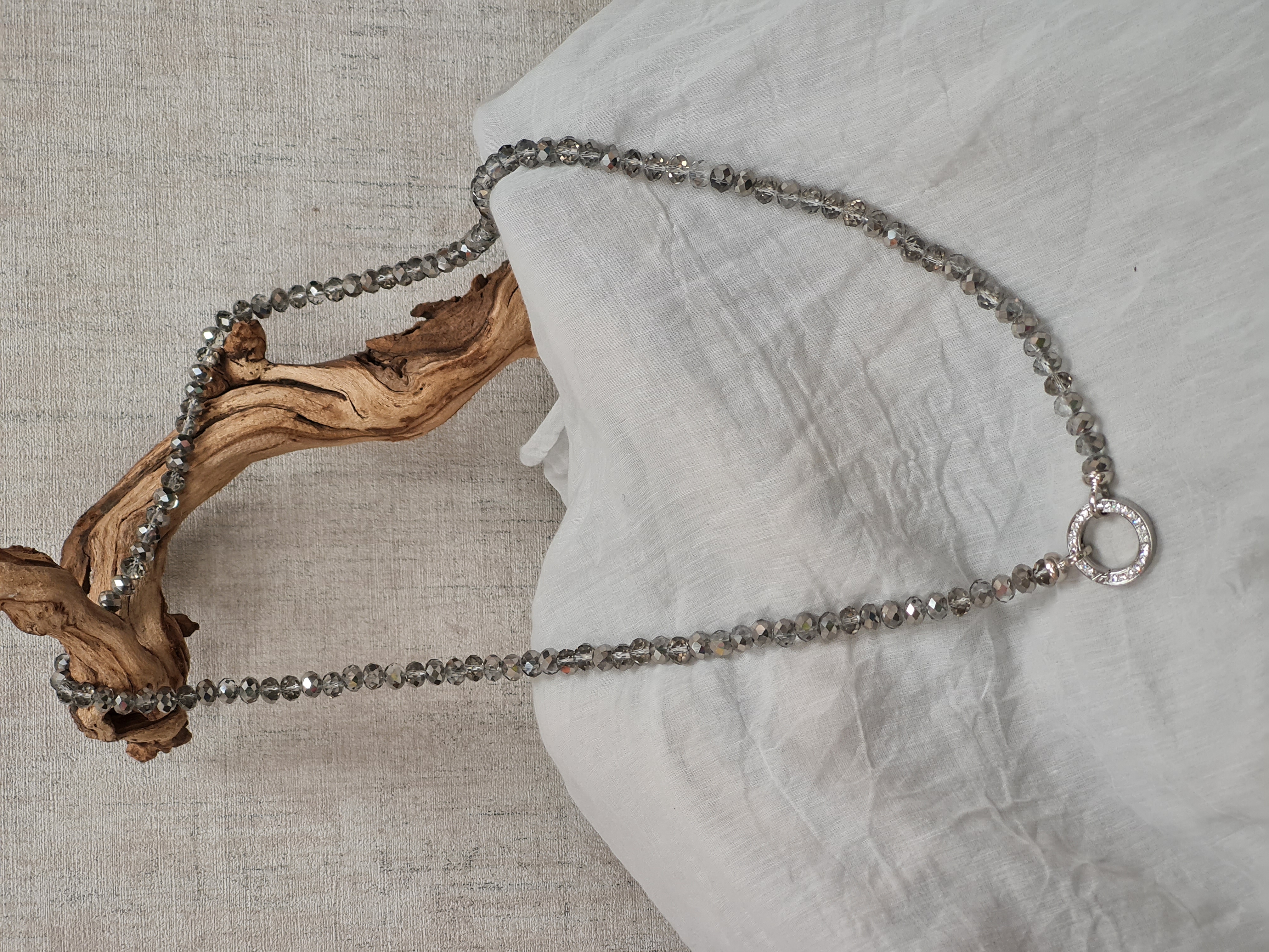 Halskette aus Glasperlen facettiert/geschliffen – Kette Grau Anthrazit– Modeschmuck Kette lang  