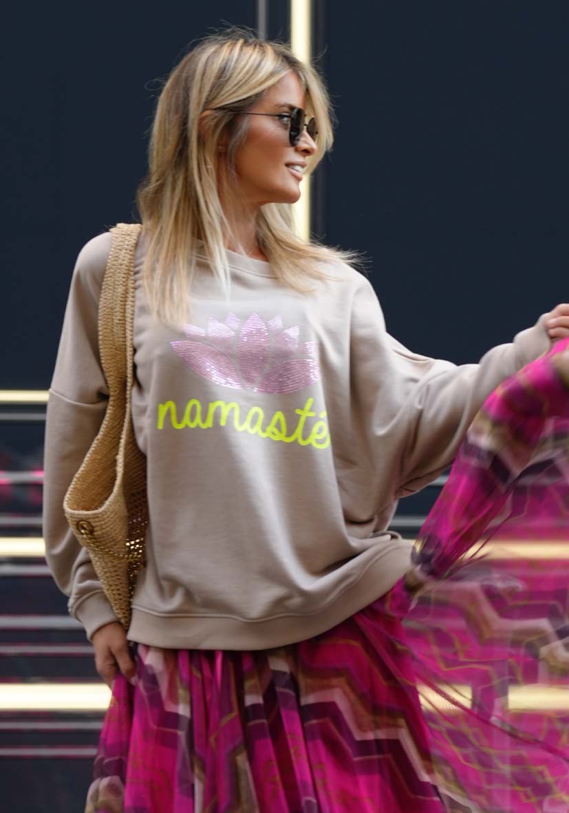 Miss Goodlife MG9762 Sweatshirt mit Neonschriftzug "Namensté" in Sand – Sweater Sweatshirt – Longsleeve – Roundneck Double Strass 