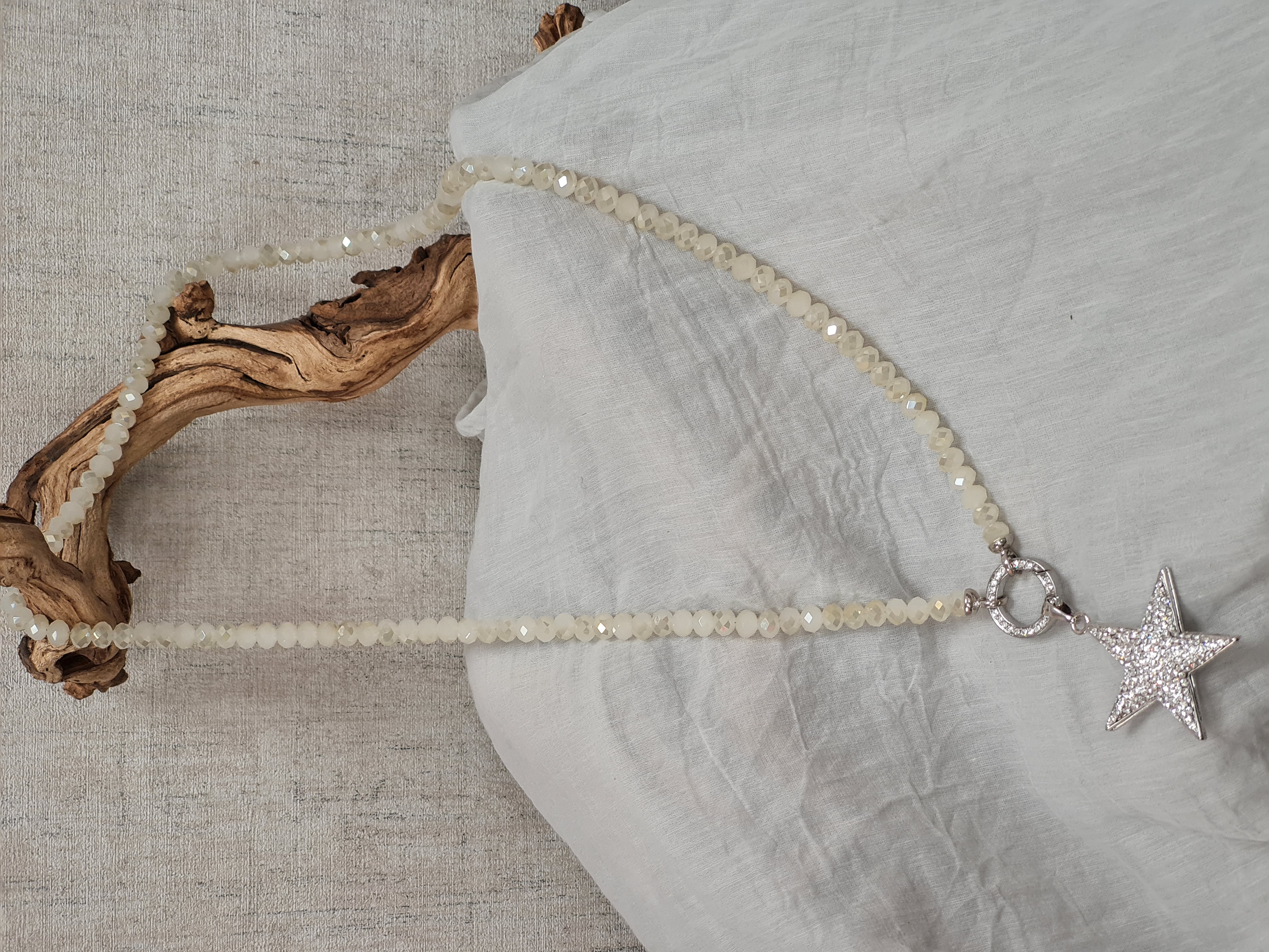 Halskette aus Glasperlen facettiert/geschliffen – Natur Creme– Modeschmuck Kette lang 