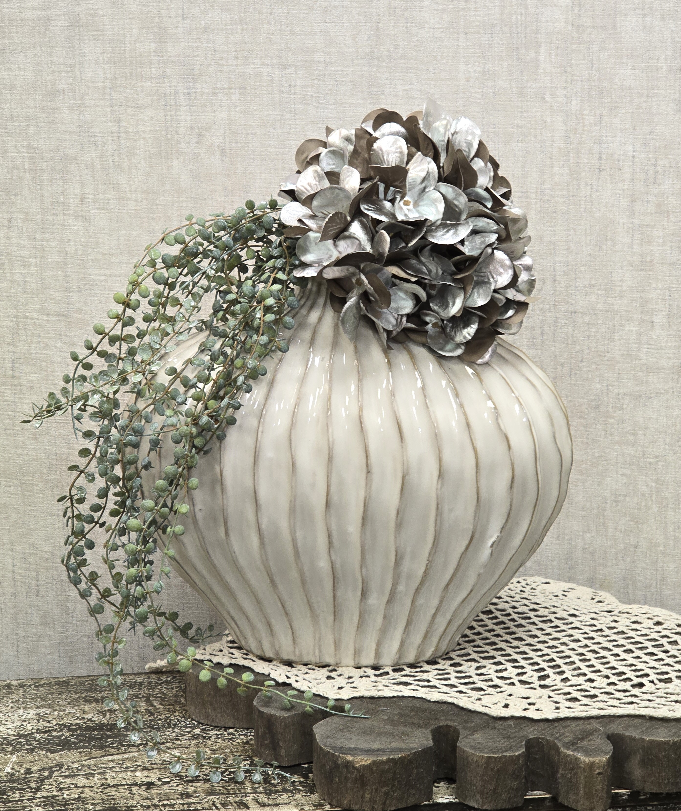 Moderne Vase H31 x BØ39 x T20cm– Vase Weiß mit braunen Streifen