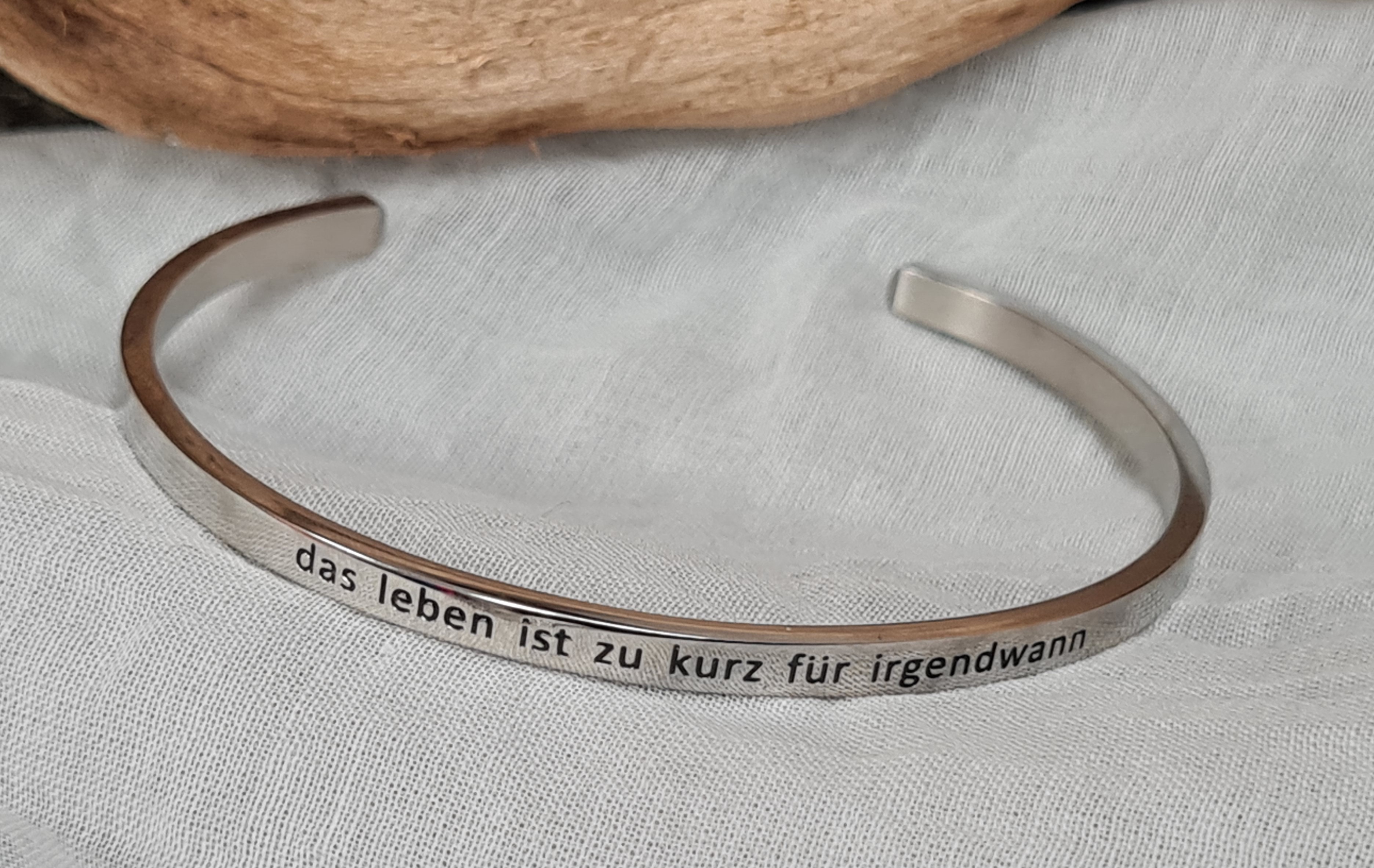 Blumenkind Armreif mit dem Spruch– Armband mit Gravur "Das leben ist zu kurz für irgendwann" 