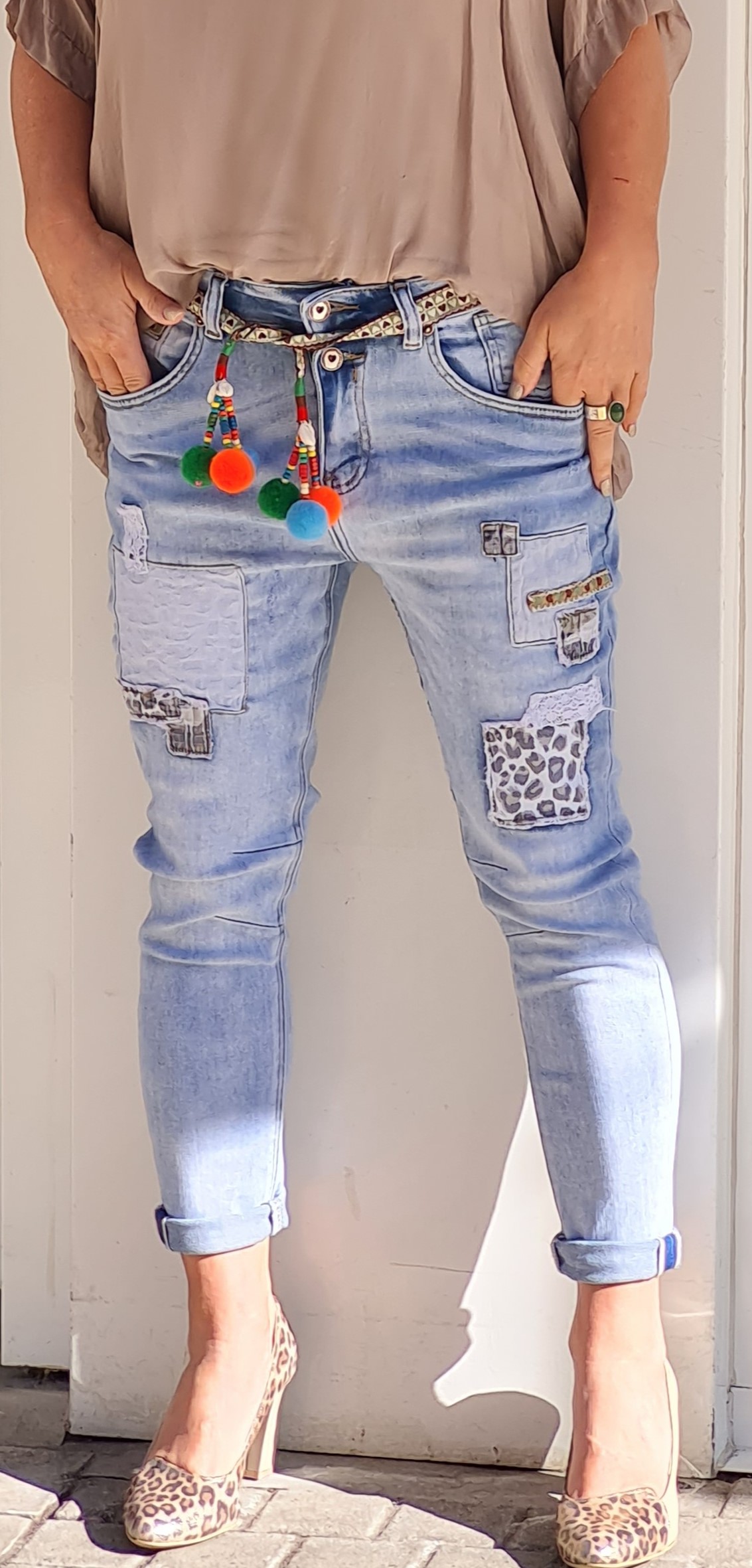 JEANS mit coolen Patched-Up-Look – Stretch JEANS mit Applikationen – Bluejeans High Waist 