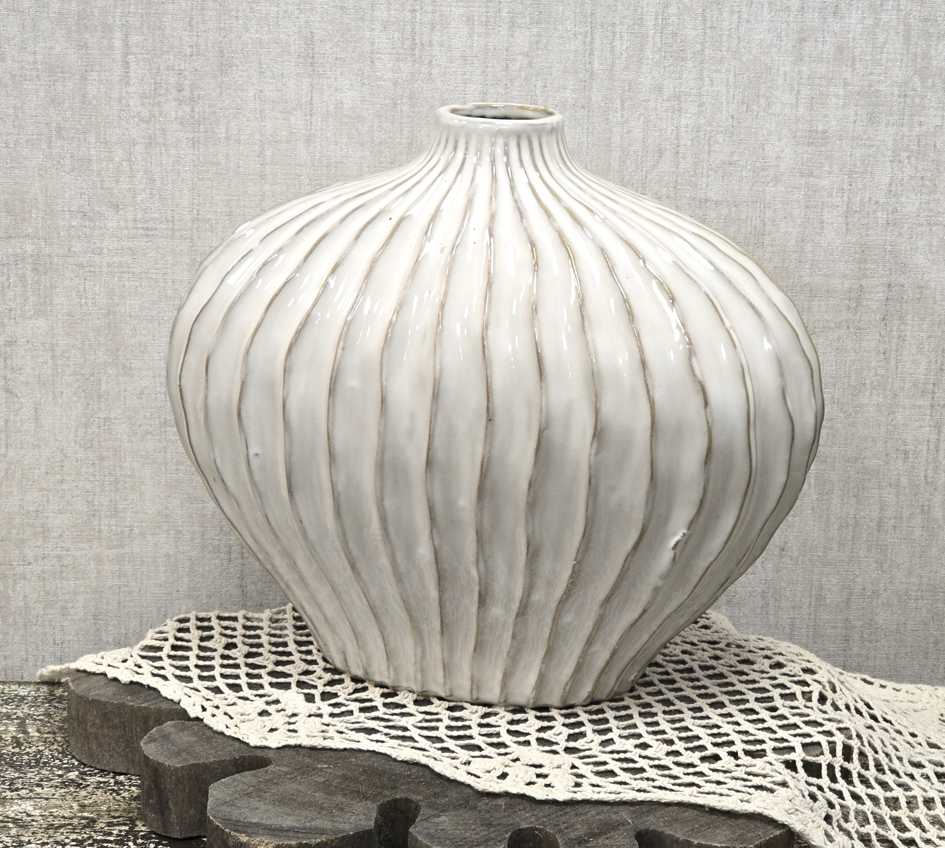 Moderne Vase H31 x BØ39 x T20cm– Vase Weiß mit braunen Streifen