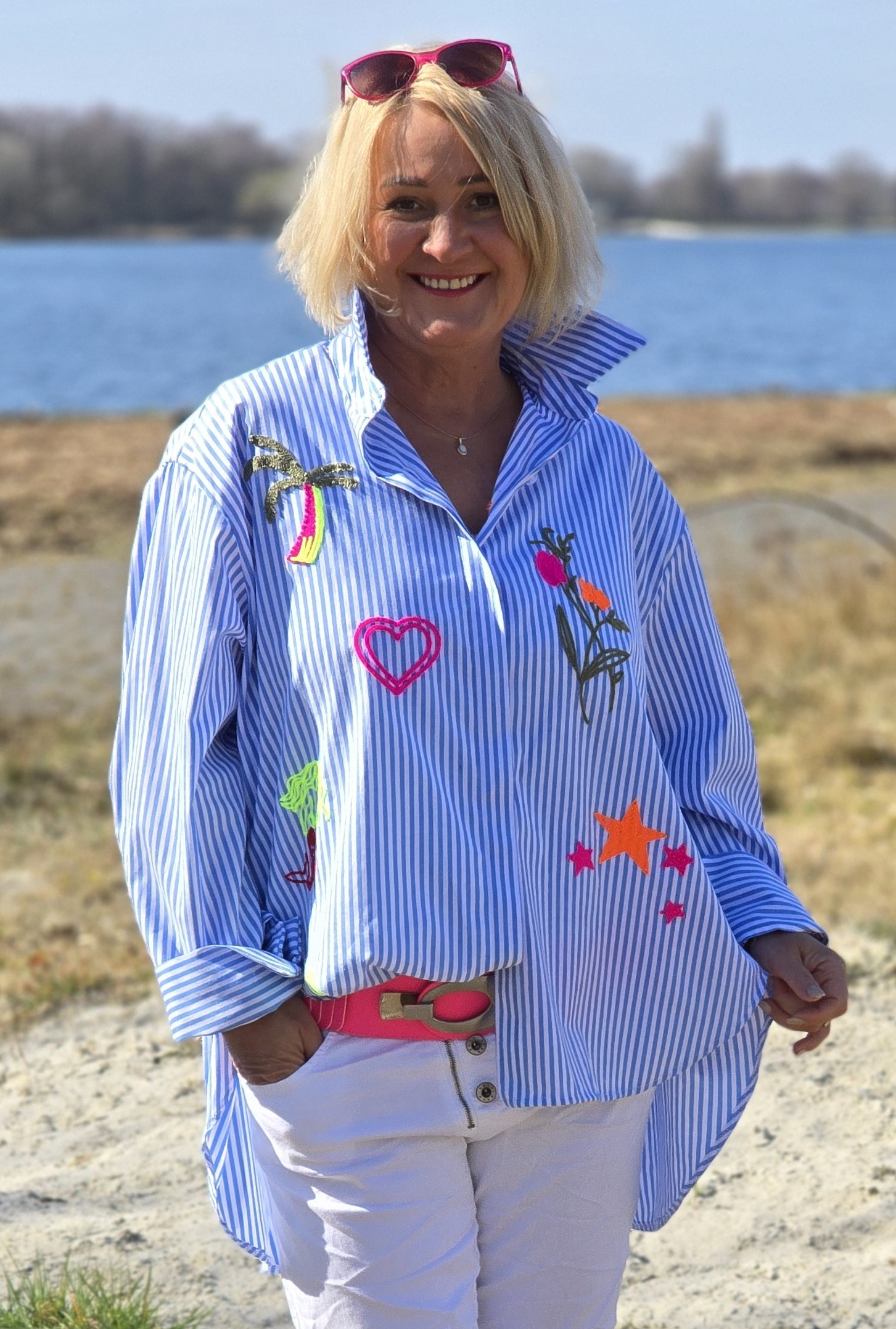 Damenbluse "Spring" in Neonfarben bestickt –  Blau gestreifte Hemdbluse  –  Sommerbluse