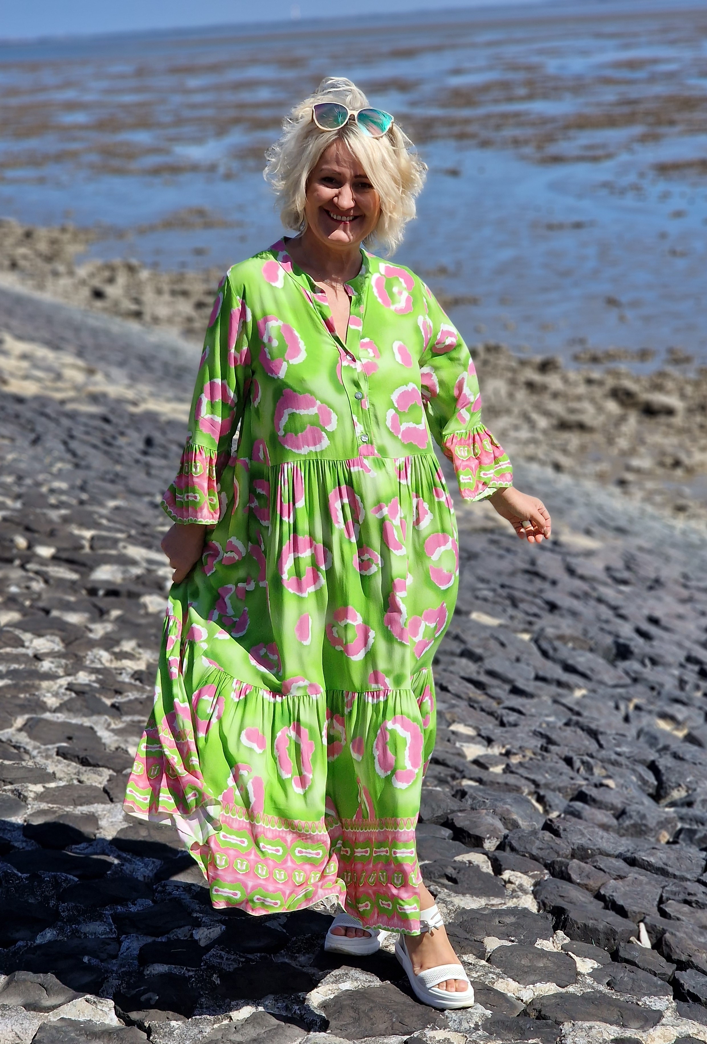 Tunika mit graphischen Blüten – Druck Maxikleid – Printkleid – Sommerkleid