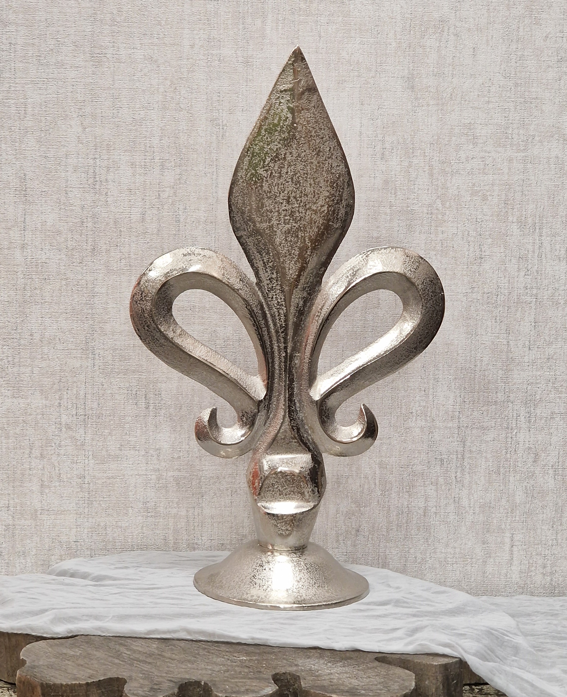 Lilie auf Sockel in Silber – zeitlose Dekofigur – Skulptur 